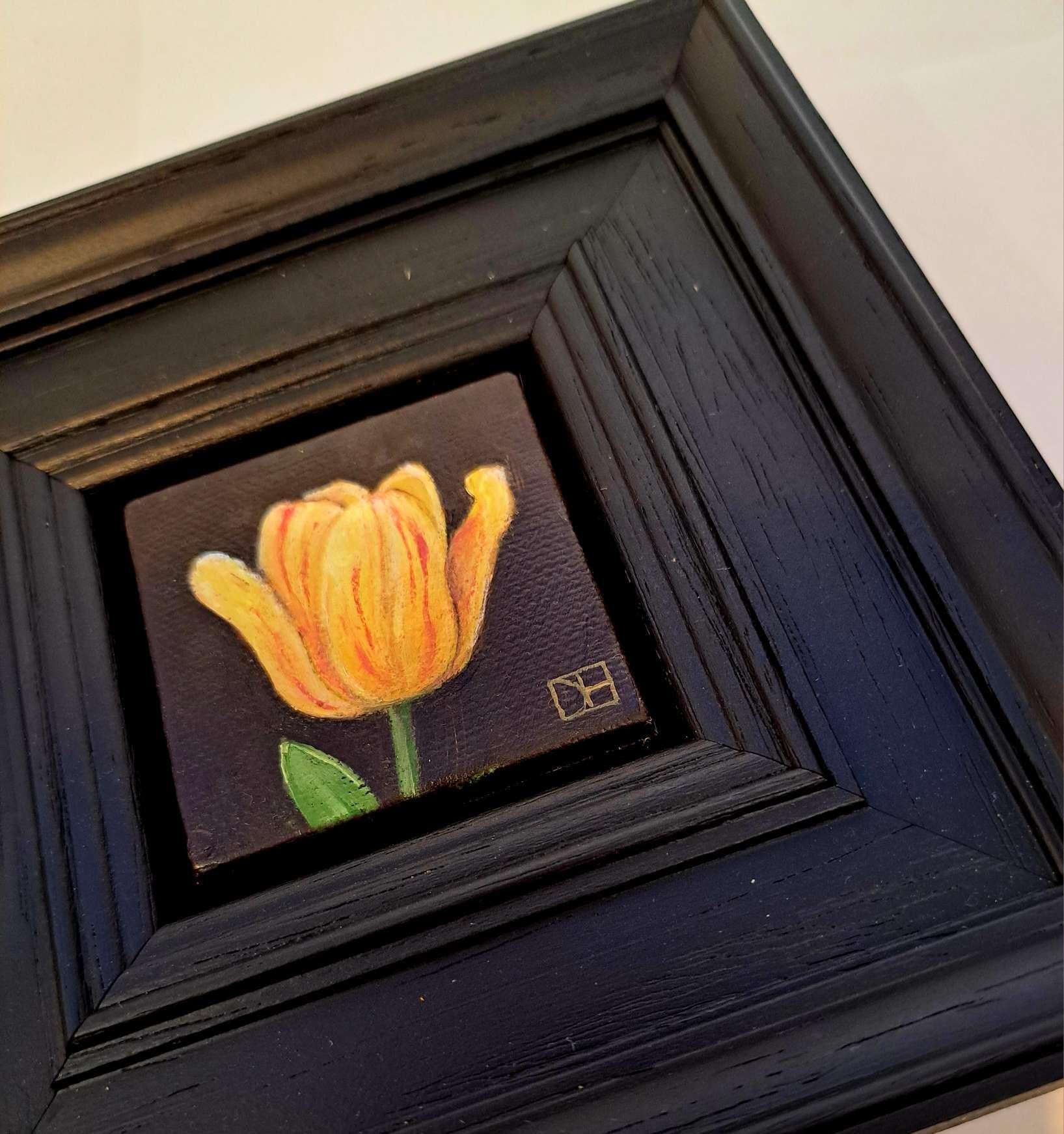 Pocket Striped Bellona Tulip est une peinture à l'huile originale de Dani Humberstone qui fait partie de sa série Pocket Painting, des peintures à l'huile réalistes à petite échelle, avec un clin d'œil aux natures mortes baroques. Les peintures sont