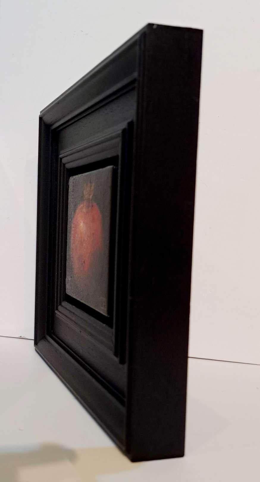 Pocket Very Red Pomegranate es un óleo original de Dani Humberstone que forma parte de su serie Pocket Painting (Pintura de bolsillo), que presenta óleos realistas a pequeña escala, con un guiño a la pintura barroca de bodegones. Los cuadros están
