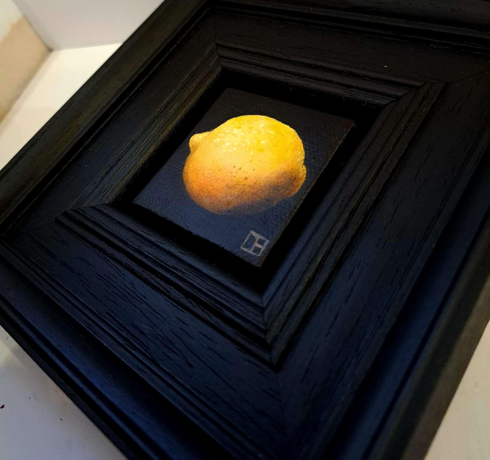Limone giallo tascabile, Pittura originale, Natura morta, Arte della frutta - Painting di Dani Humberstone