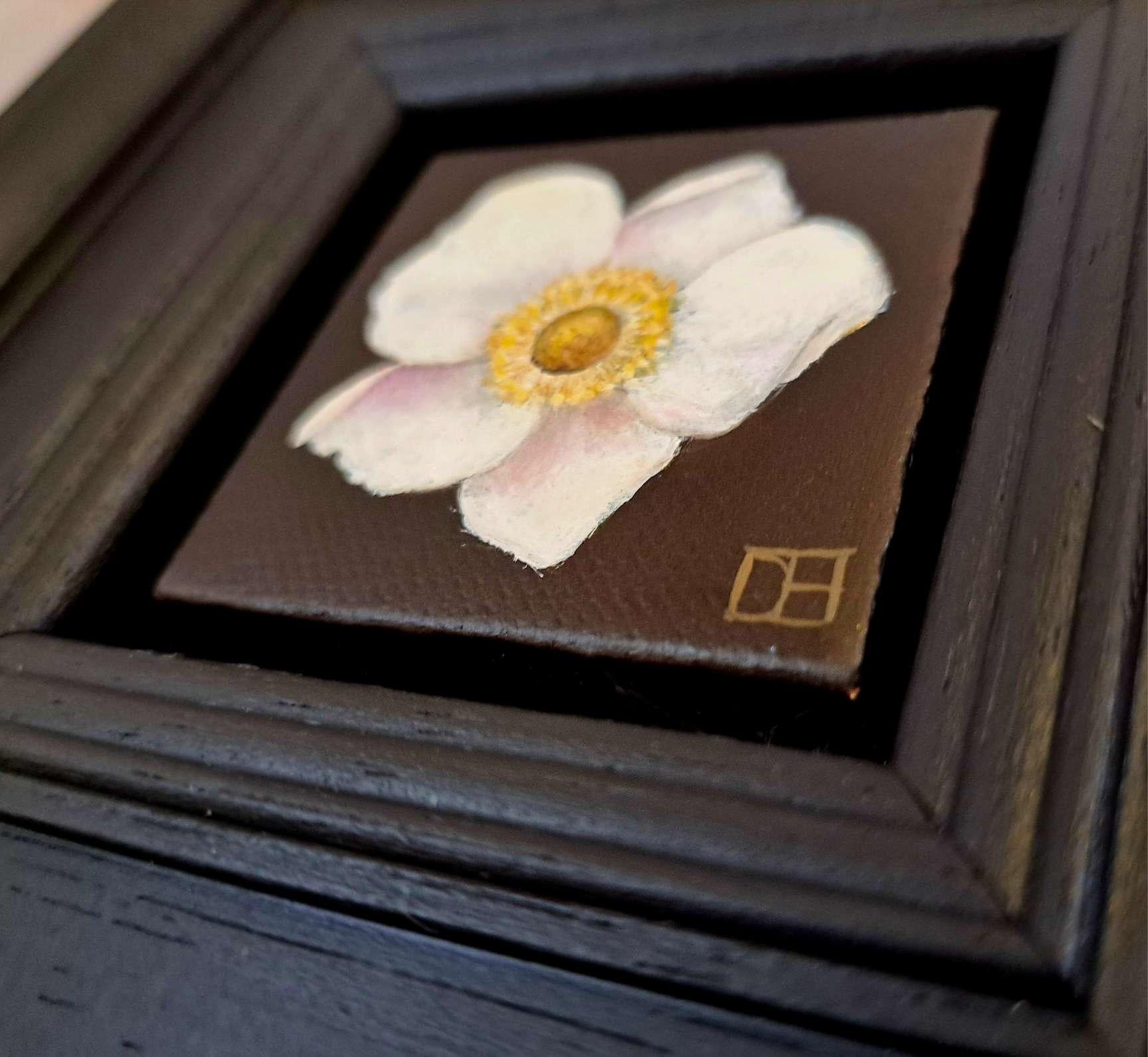 Anemone bianca tascabile 4, Pittura originale, Natura morta, Arte floreale, Floreale - Painting di Dani Humberstone