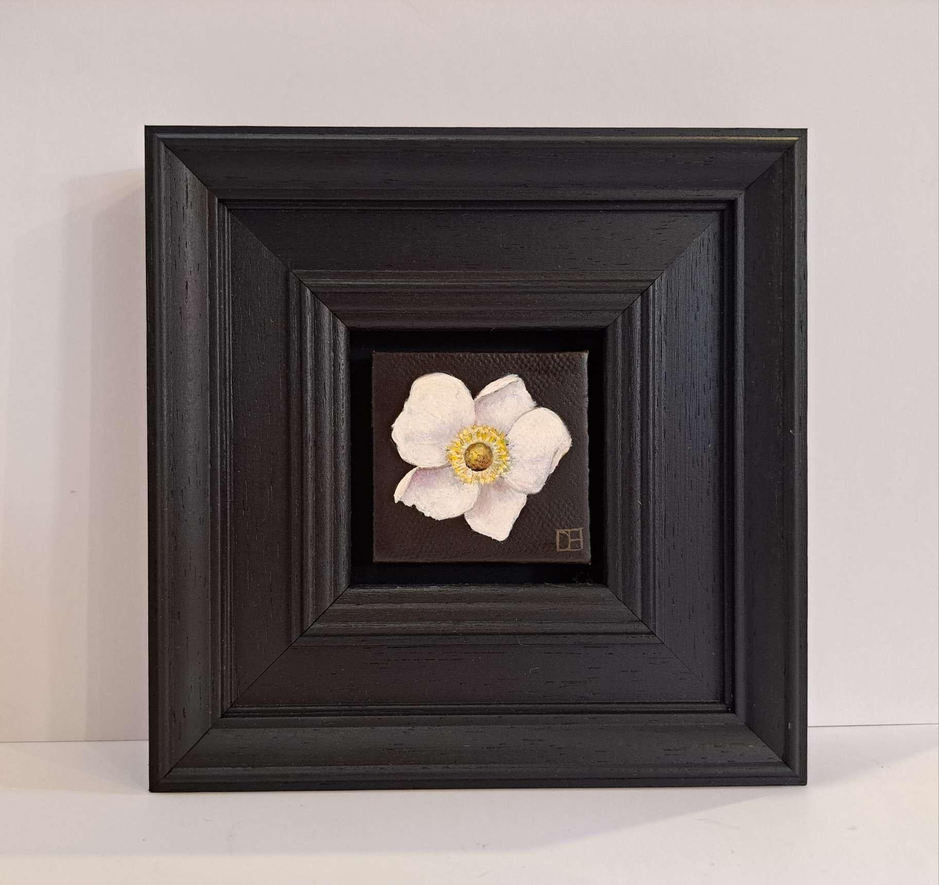 Anemone bianca tascabile 4, Pittura originale, Natura morta, Arte floreale, Floreale - Still-Life Painting Nero di Dani Humberstone