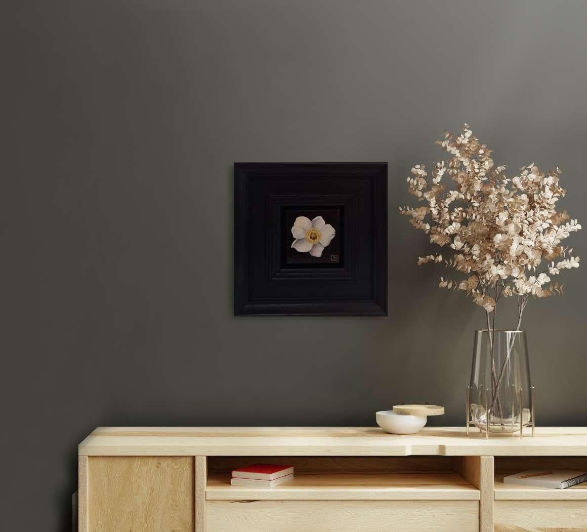 Anemone bianca tascabile (c), Pittura originale, Natura morta, Arte floreale, Floreale - Landscape Painting Nero di Dani Humberstone