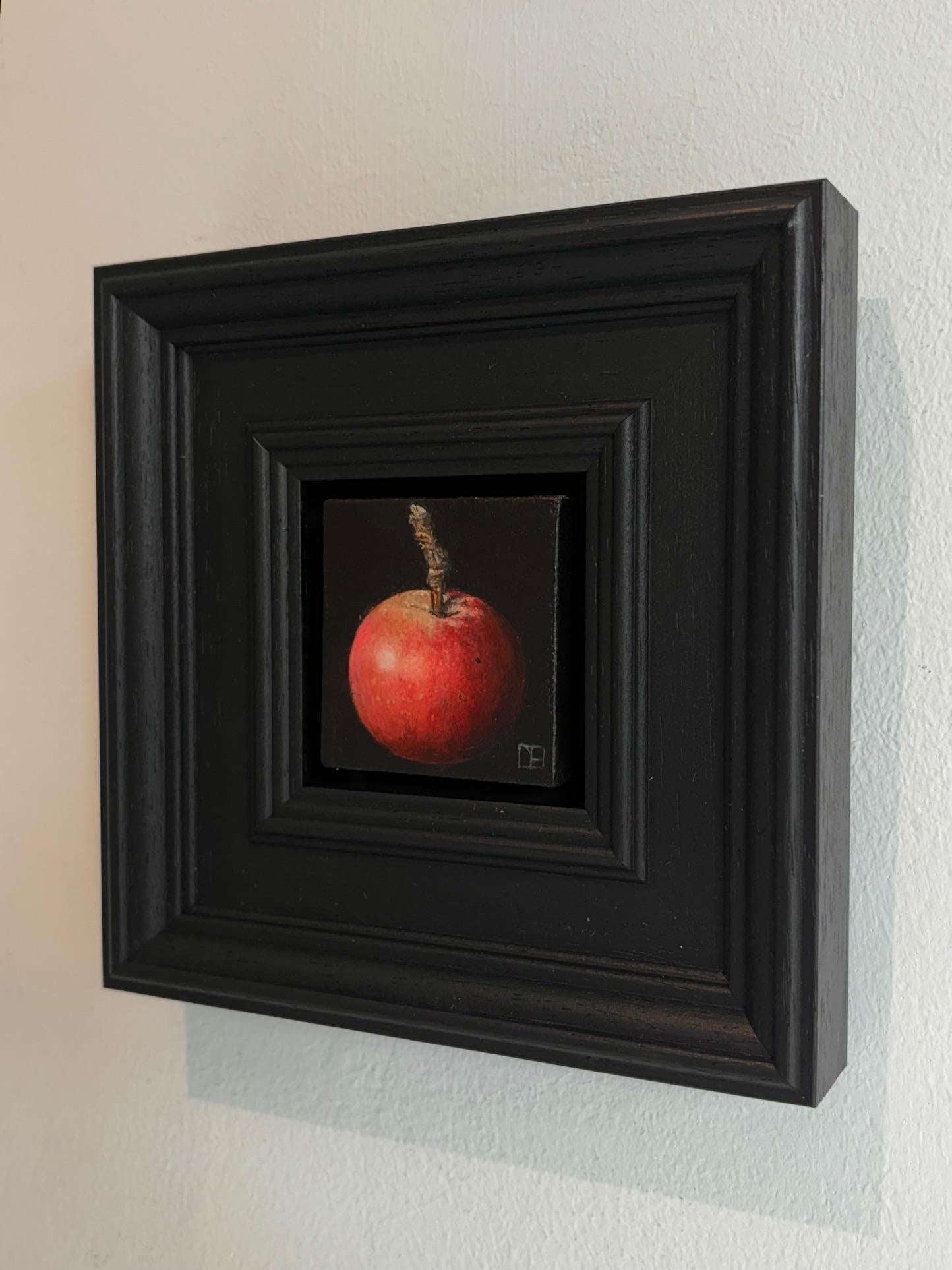 Pocket Wild Apple - Original Realismus Stillleben Obst - zeitgenössische Kunst (Schwarz), Interior Painting, von Dani Humberstone