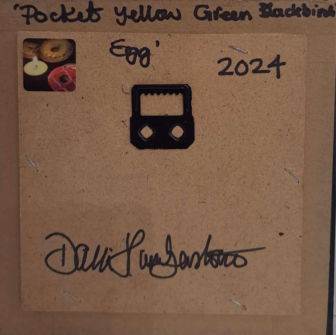 Pocket Yellow Green Blackbird's Egg è un dipinto a olio originale di Dani Humberstone che fa parte della sua serie Pocket Painting, caratterizzata da dipinti a olio realistici in piccola scala, con un accenno alla pittura barocca di nature morte. I