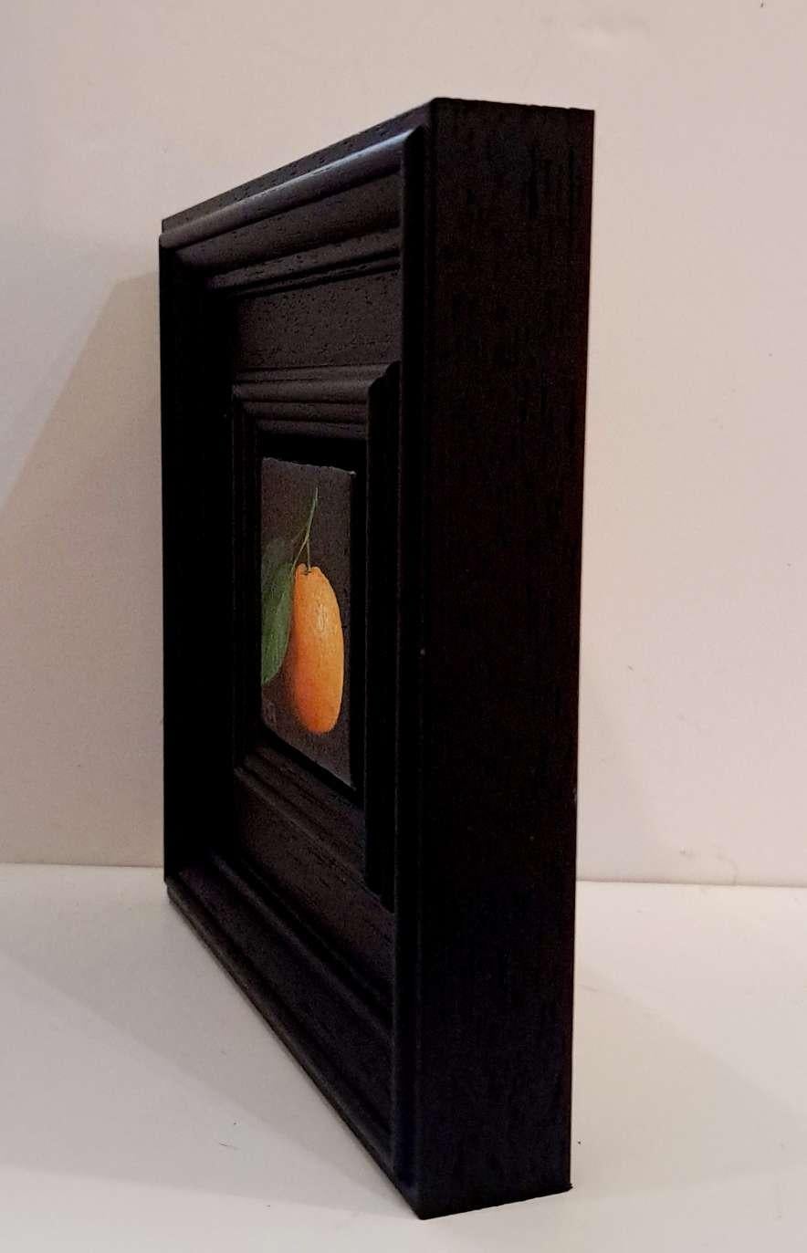 Clementine giallo-arancio tascabile, Pittura originale, Arte della frutta - Painting di Dani Humberstone