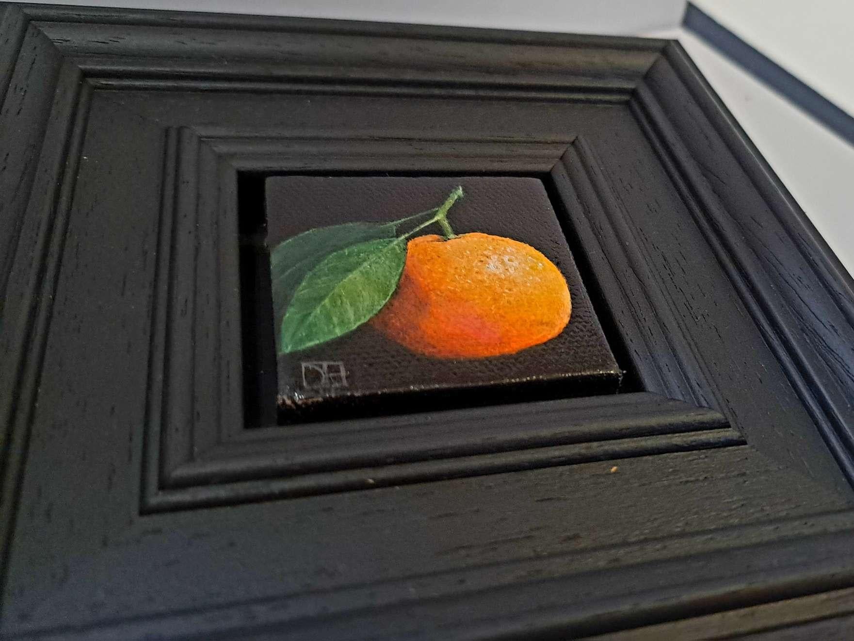 Pocket Yellow Orange Clementine c è un dipinto a olio originale di Dani Humberstone che fa parte della sua serie Pocket Painting, caratterizzata da dipinti a olio realistici in piccola scala, con un accenno alla pittura barocca di nature morte. I