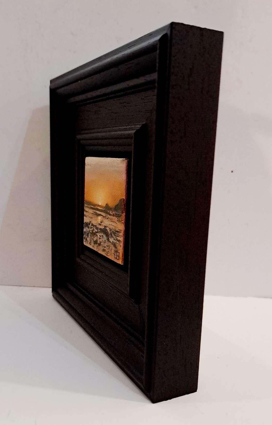 Pocket Polzeath Beach at Sunset, Landscape Collection ist ein Original-Ölgemälde von Dani Humberstone als Teil ihrer Pocket Painting-Serie, die realistische Ölgemälde in kleinem Maßstab mit einer Anspielung auf die barocke Stilllebenmalerei umfasst.