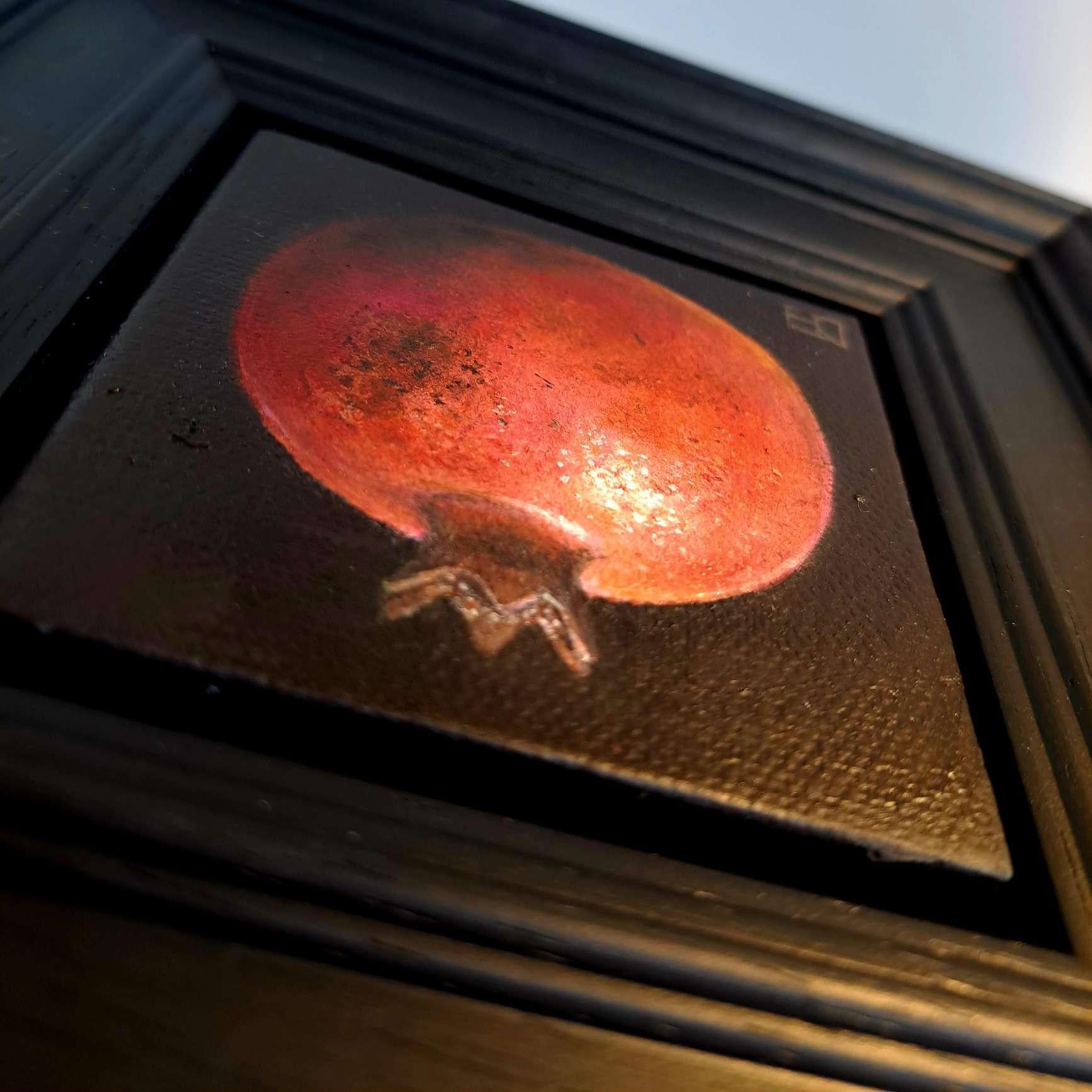 Pocket Deep Red Brown Pomegranate 3c (taille de la toile 7.5x7.5cm) est une peinture à l'huile originale de Dani Humberstone qui fait partie de sa série Pocket painting, des peintures à l'huile réalistes à petite échelle, avec un clin d'œil aux