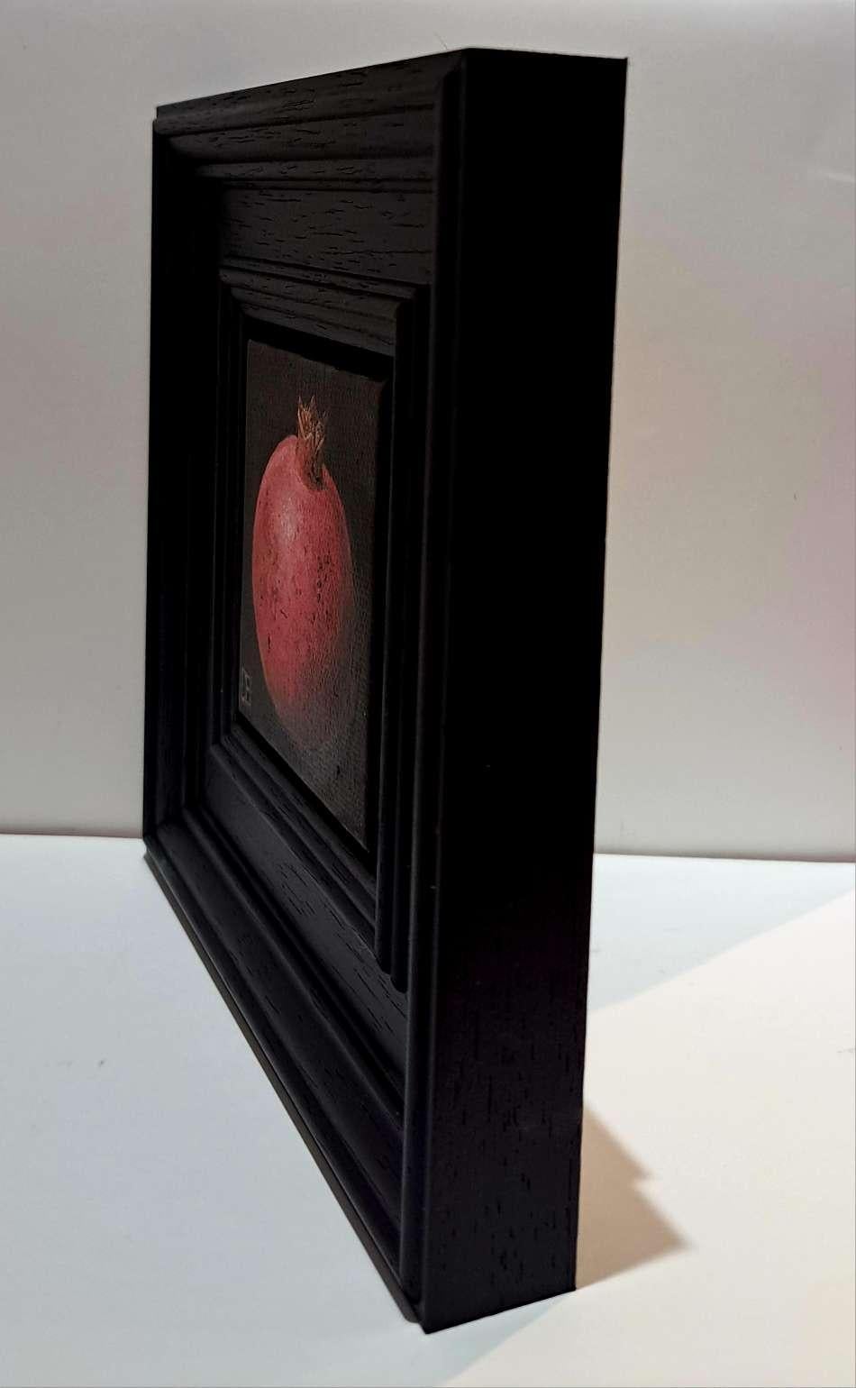 Pocket Pinky Red Pomegranate (tamaño del lienzo 7,5x7,5 cm) es un óleo original de Dani Humberstone que forma parte de su serie Pocket Painting (Pintura de bolsillo), que presenta óleos realistas a pequeña escala, con un guiño a la pintura barroca