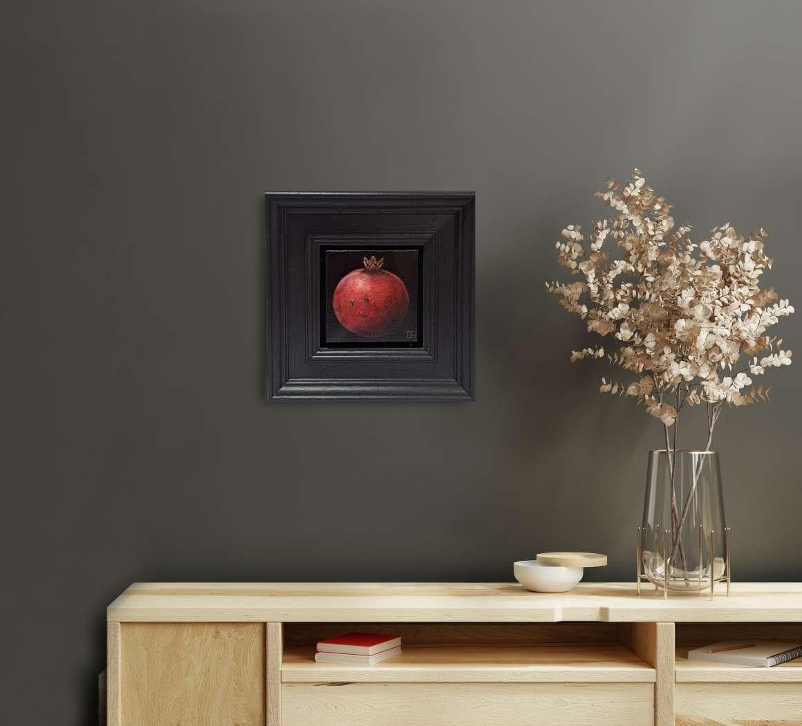Pocket Ripe Pomegranate 4c è un dipinto a olio originale di Dani Humberstone che fa parte della sua serie di dipinti Pocket, che presenta dipinti a olio realistici in scala ridotta, con un accenno alla pittura barocca di nature morte. I dipinti sono