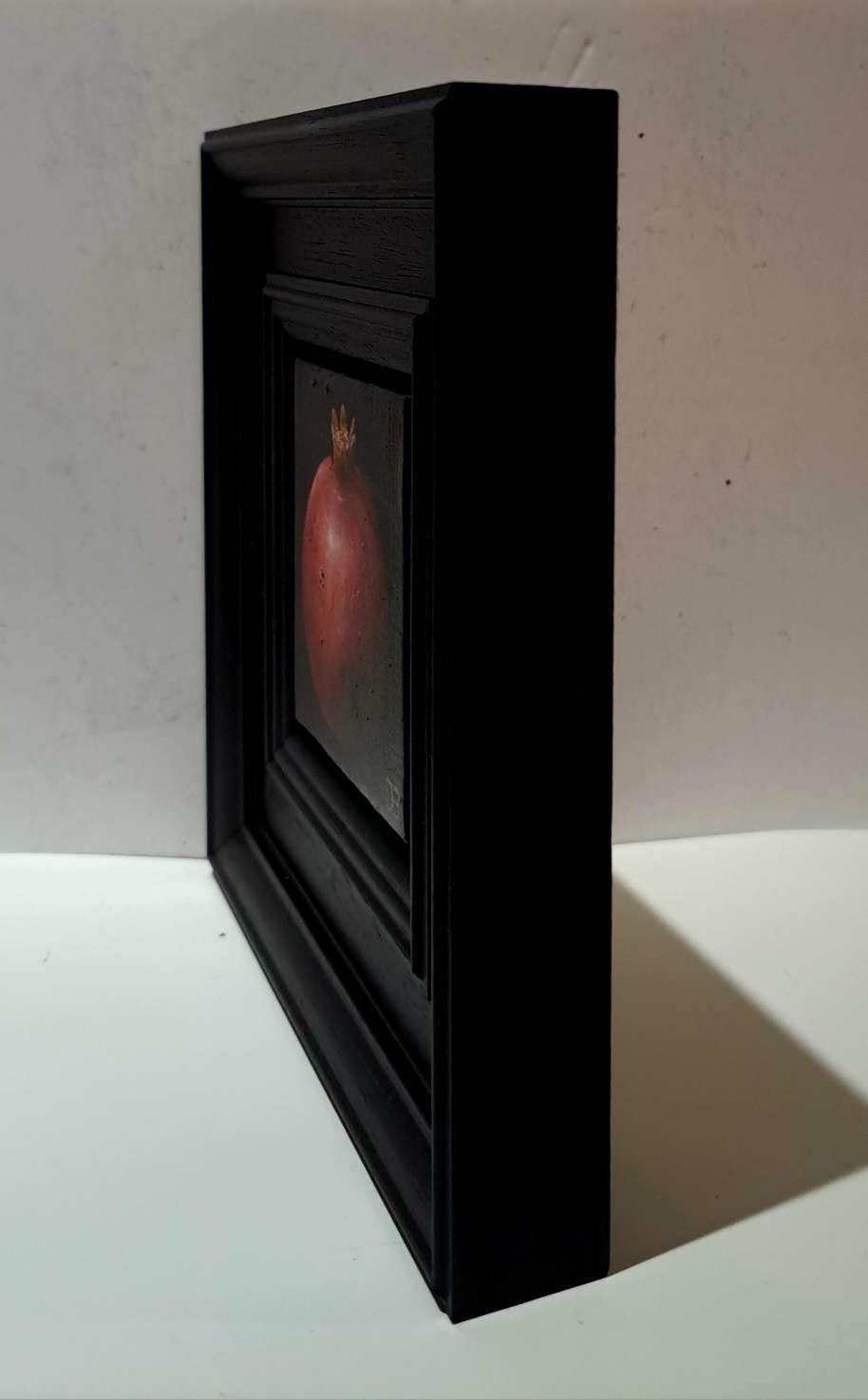 Granada roja madura de bolsillo 2 es un óleo original de Dani Humberstone que forma parte de su serie de óleos de bolsillo, en la que presenta óleos realistas a pequeña escala, con un guiño a la pintura barroca de bodegones. Los cuadros están