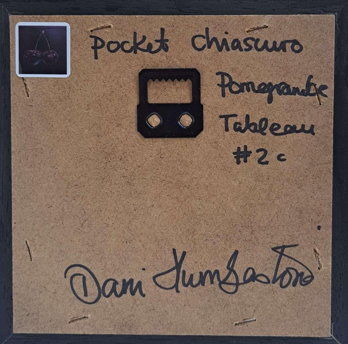 Pocket Chiaroscuro Pomegranate Tableau ist ein Original-Ölgemälde von Dani Humberstone als Teil ihrer Serie Pocket painting, die realistische Ölgemälde in kleinem Maßstab mit einer Anspielung auf die barocke Stilllebenmalerei umfasst. Die Gemälde