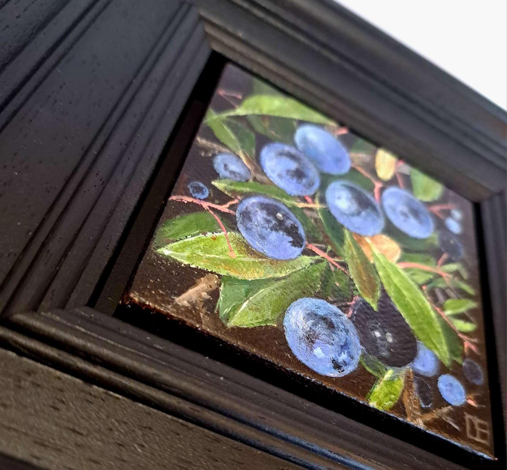 PomSloe Berries Pale Blue Pocket Painting c, Originalgemälde, Stillleben im Angebot 4