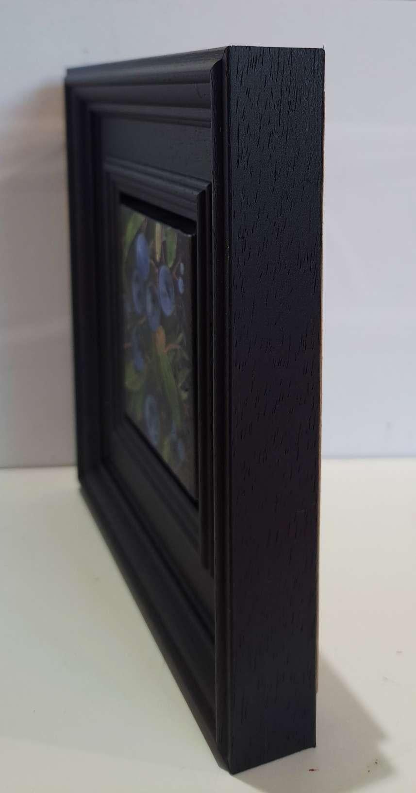 Pocket Pale Blue Sloe Berries c (Leinwandgröße 7x7cm) ist ein Original-Ölgemälde von Dani Humberstone als Teil ihrer Pocket Painting-Serie, die realistische Ölgemälde in kleinem Maßstab mit einer Anspielung auf die barocke Stilllebenmalerei umfasst.