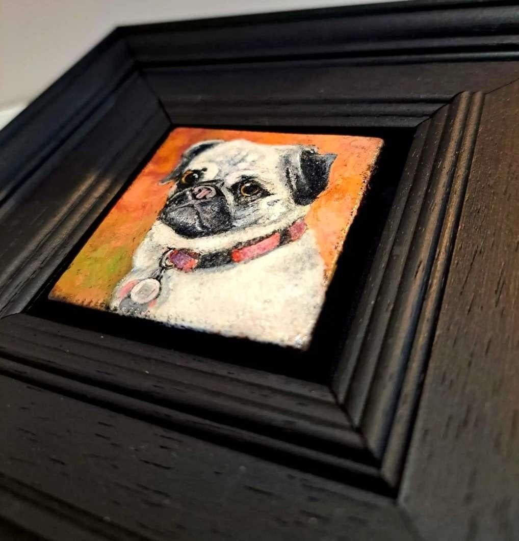 Pocket Solar Eclipse (Diamond Ring Effect) (Leinwandgröße 5x5cm) ist ein Original-Ölgemälde von Dani Humberstone als Teil ihrer Pocket Painting-Serie, die realistische Ölgemälde in kleinem Maßstab mit einer Anspielung auf die barocke