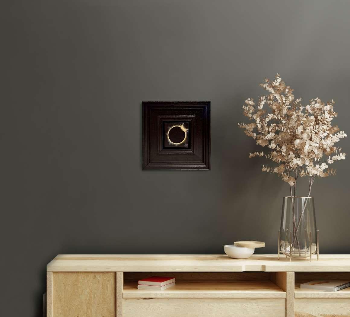 Pocket Solar Eclipse (Diamond Ring Effect) (Leinwandgröße 5x5cm) ist ein Original-Ölgemälde von Dani Humberstone als Teil ihrer Pocket Painting-Serie, die realistische Ölgemälde in kleinem Maßstab mit einer Anspielung auf die barocke