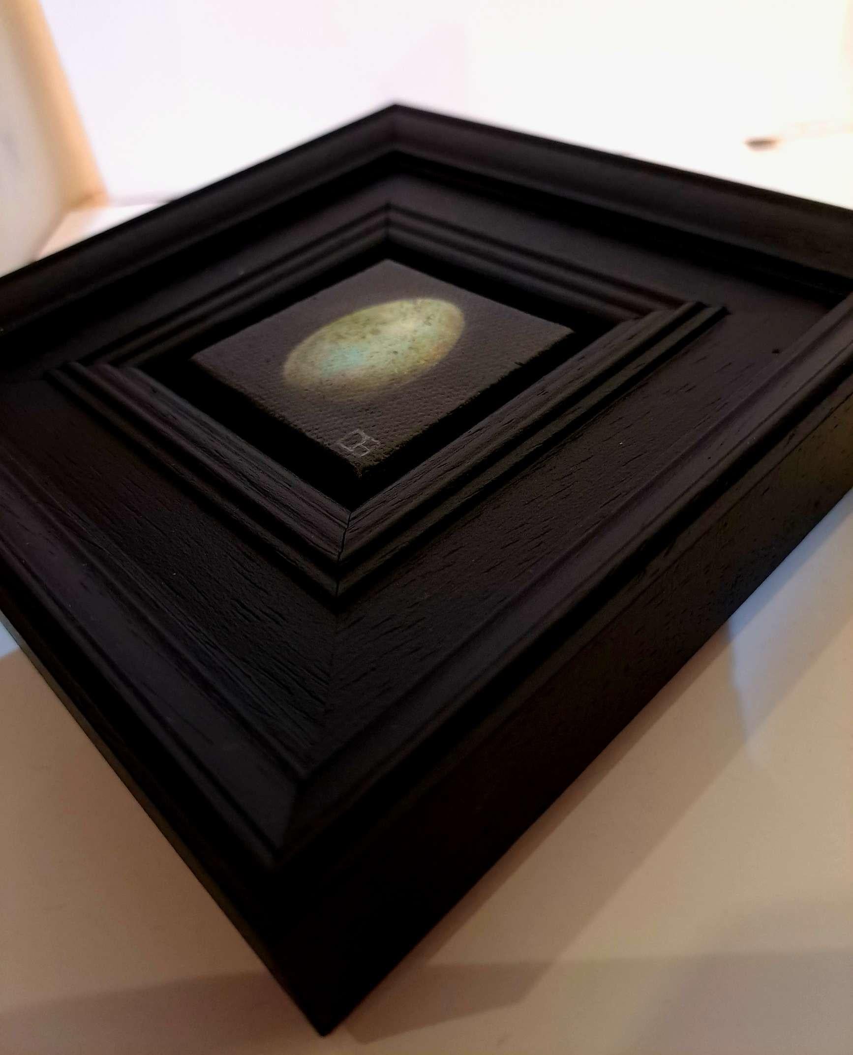 Collectional : Blackbird's Egg est une peinture à l'huile originale réalisée par Dani Humberstone dans le cadre de sa série Pocket Painting, qui propose des peintures à l'huile réalistes à petite échelle, avec un clin d'œil aux natures mortes