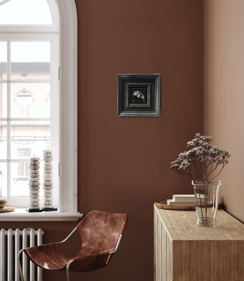 Collection'S: Campanule tascabili, Natura morta barocca, Arte floreale, Realismo - Still-Life Painting Nero di Dani Humberstone