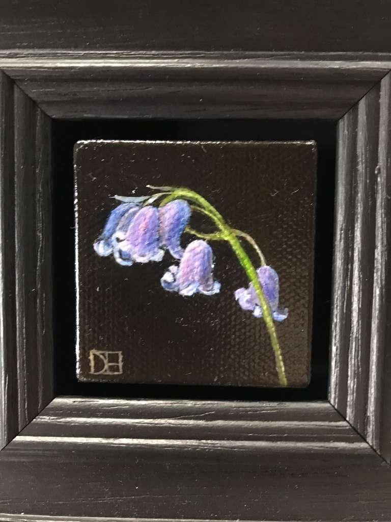 Spring Collection'S: Pocket Bluebells ist ein Original-Ölgemälde von Dani Humberstone als Teil ihrer Pocket Painting-Serie, die realistische Ölgemälde in kleinem Maßstab mit einer Anspielung auf die barocke Stilllebenmalerei umfasst. Die Gemälde