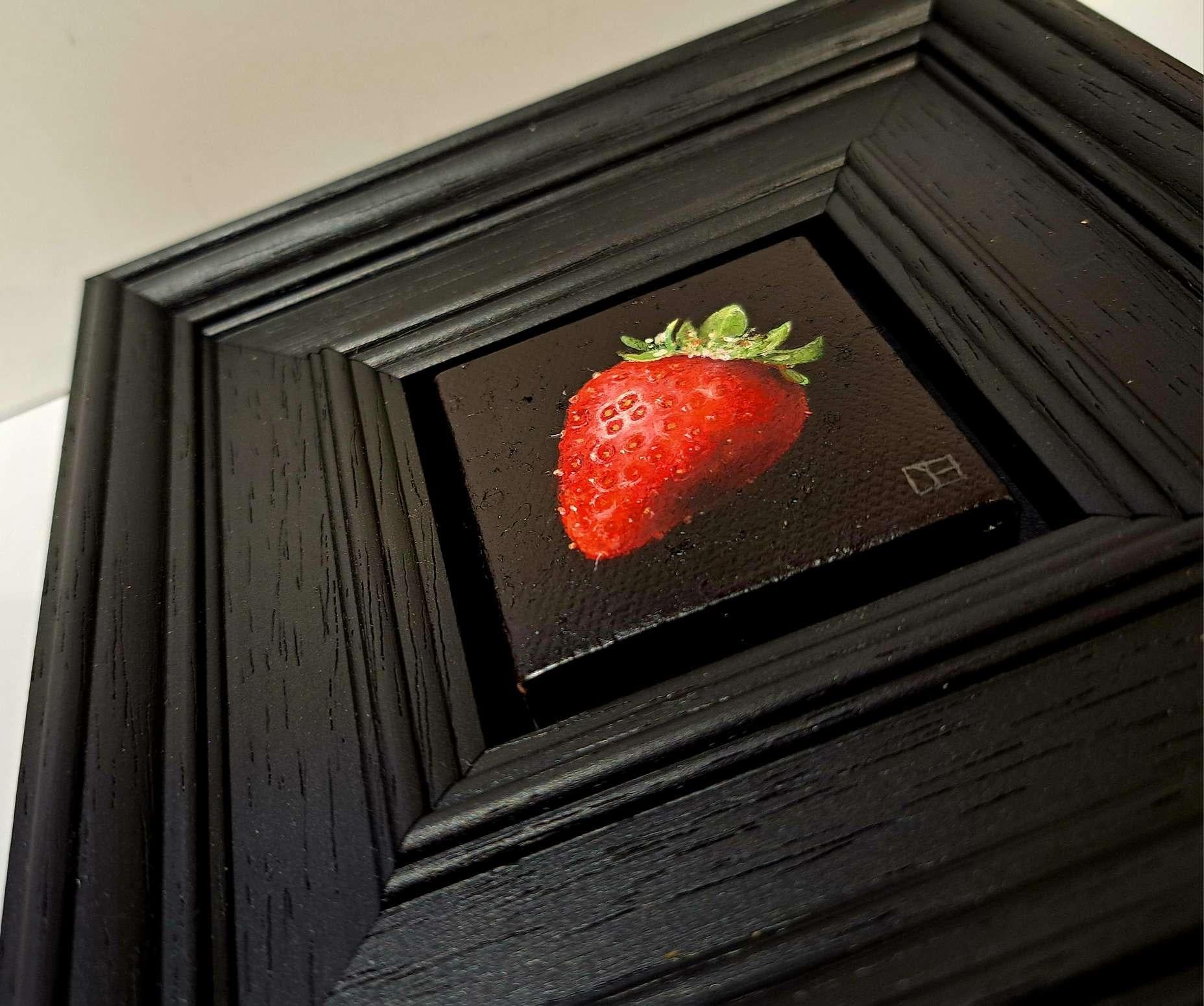 Pocket Fresa muy madura 5c es una pintura al óleo original de Dani Humberstone que forma parte de su serie de pinturas Pocket, que presenta óleos realistas a pequeña escala, con un guiño a la pintura barroca de bodegones. Los cuadros están colocados