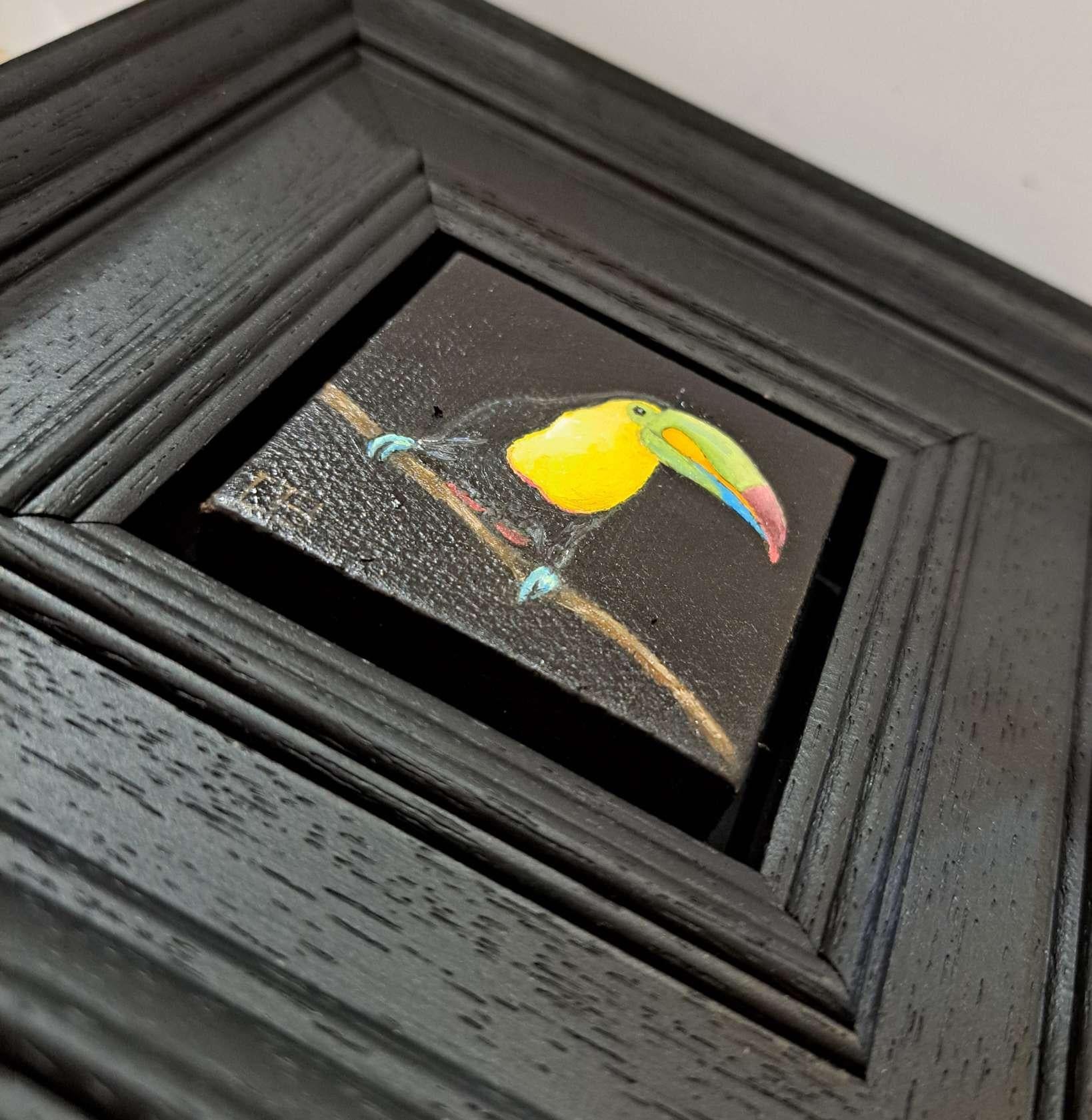 Pocket Toucan Jungle Collection ist ein Original-Ölgemälde von Dani Humberstone als Teil ihrer Pocket-Painting-Serie, die realistische Ölgemälde in kleinem Maßstab mit einer Anspielung auf die barocke Stilllebenmalerei umfasst. Die Gemälde sind in