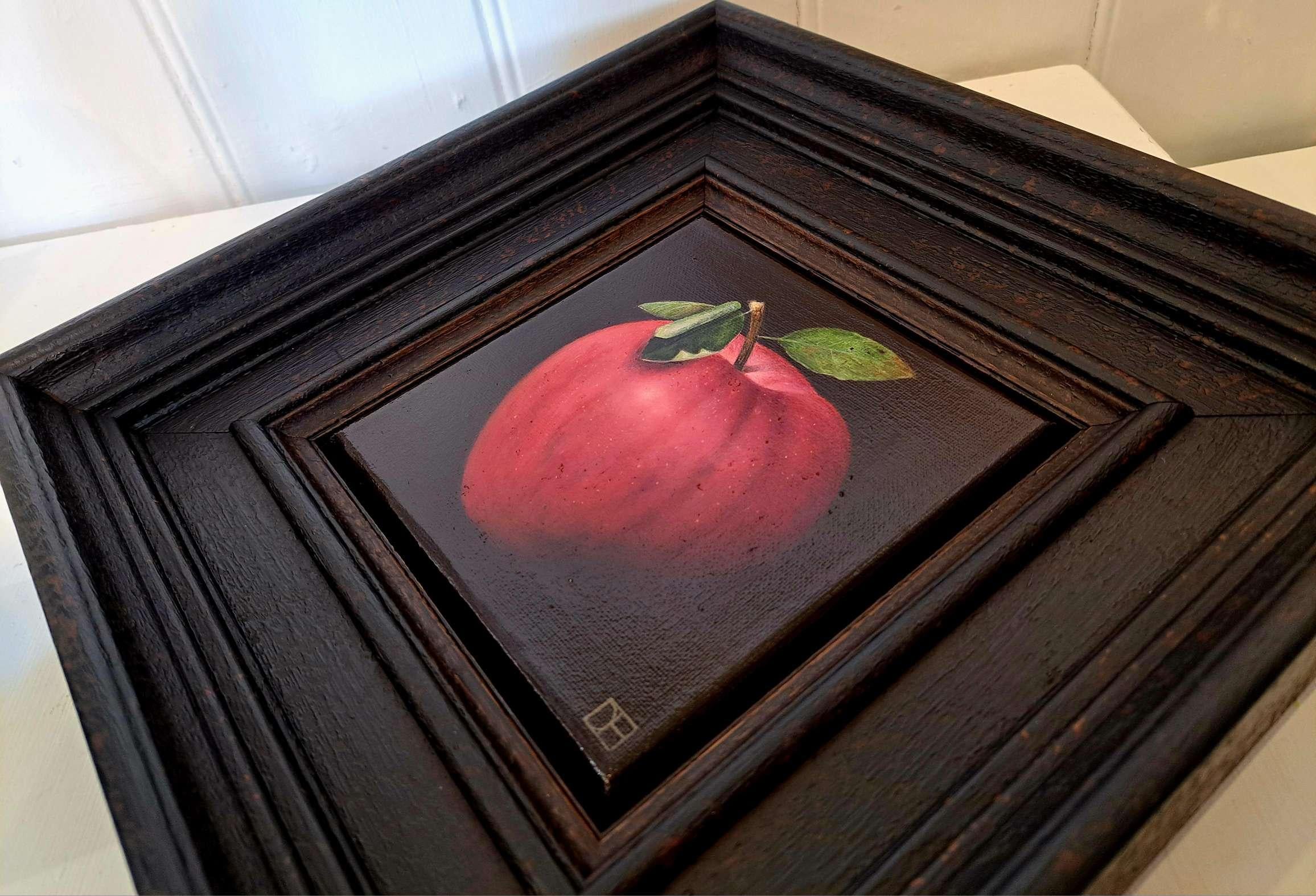 Sehr glänzender, sehr roter Apfel (Schwarz), Still-Life Painting, von Dani Humberstone