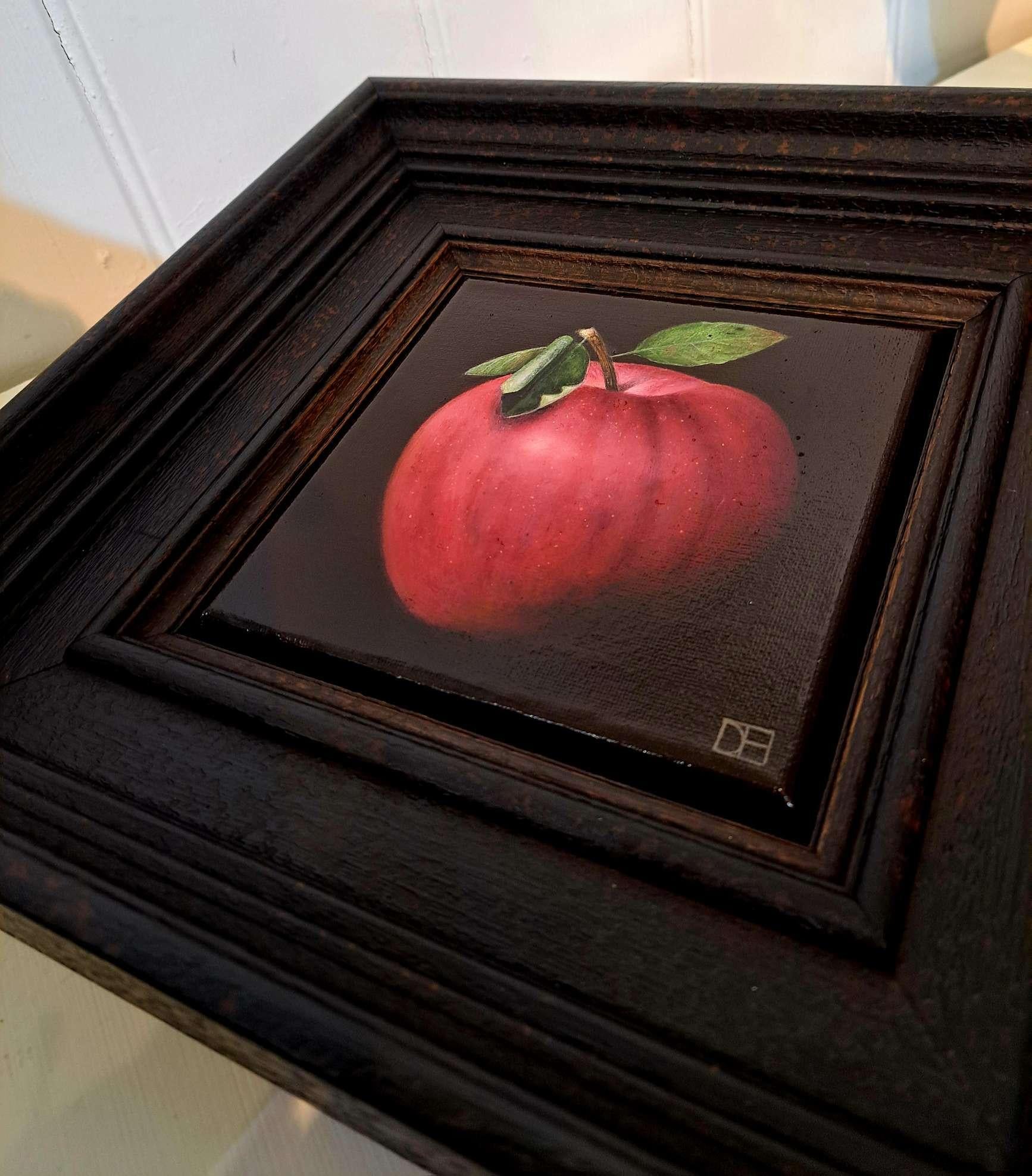 Very Shiny Very Red Apple ist ein Original-Ölgemälde von Dani Humberstone als Teil ihrer Serie realistischer Ölgemälde von Früchten mit einer Anspielung auf die barocke Stilllebenmalerei. Die Gemälde sind in einen schweren schwarzen