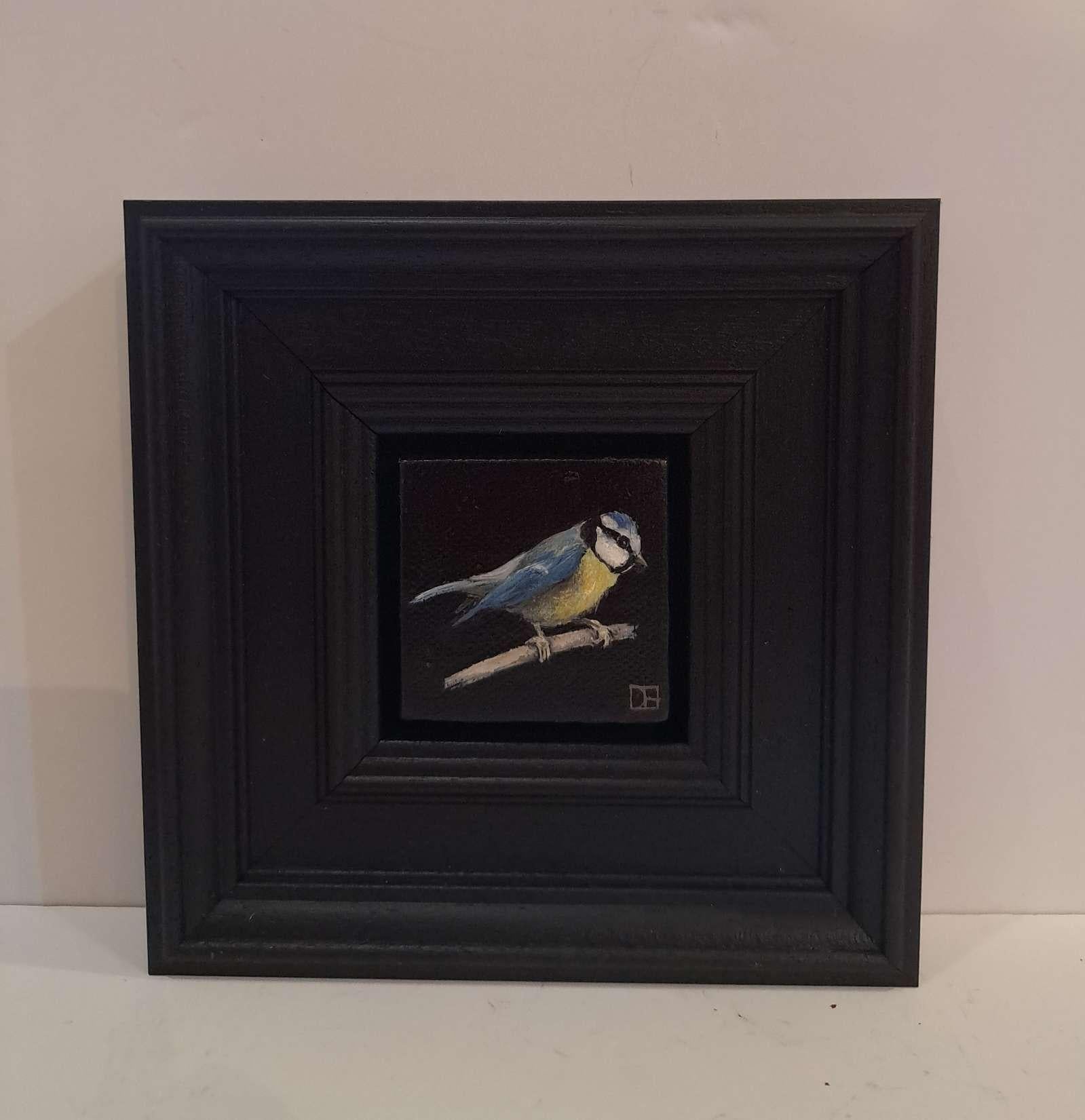Wildlife Collection: Pocket Bluetit è un dipinto a olio originale di Dani Humberstone che fa parte della sua serie Pocket Painting, caratterizzata da dipinti a olio realistici in scala ridotta, con un accenno alla pittura barocca di nature morte. I