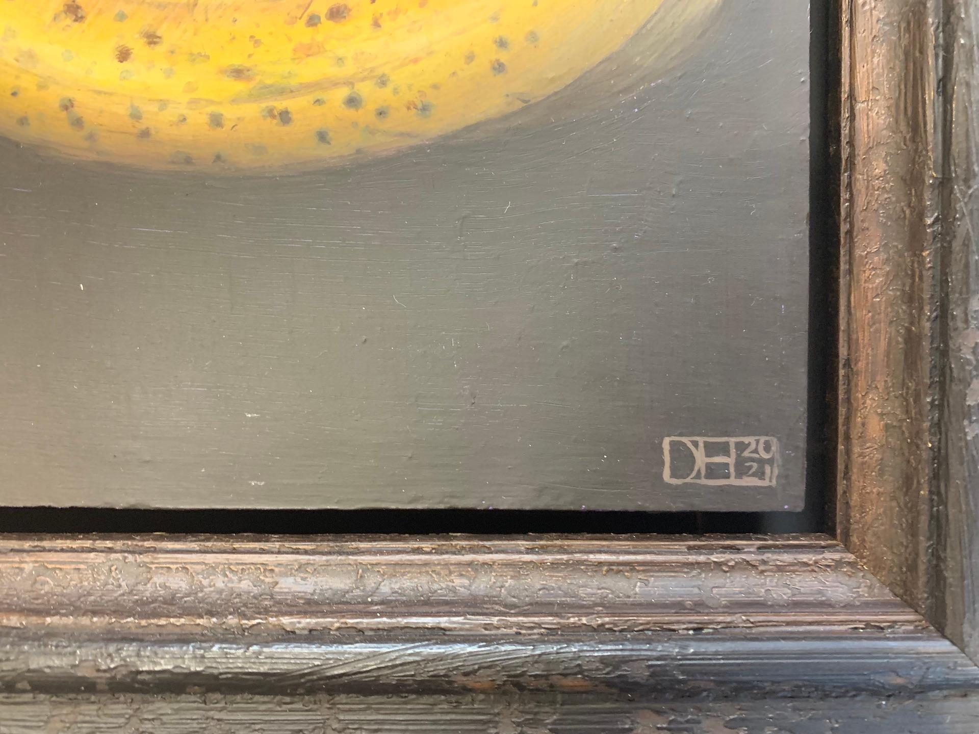 Gelbe Banana, Originalgemälde, Obst, Stillleben, Erschwingliche Kunst, Barock (Grau), Still-Life Painting, von Dani Humberstone
