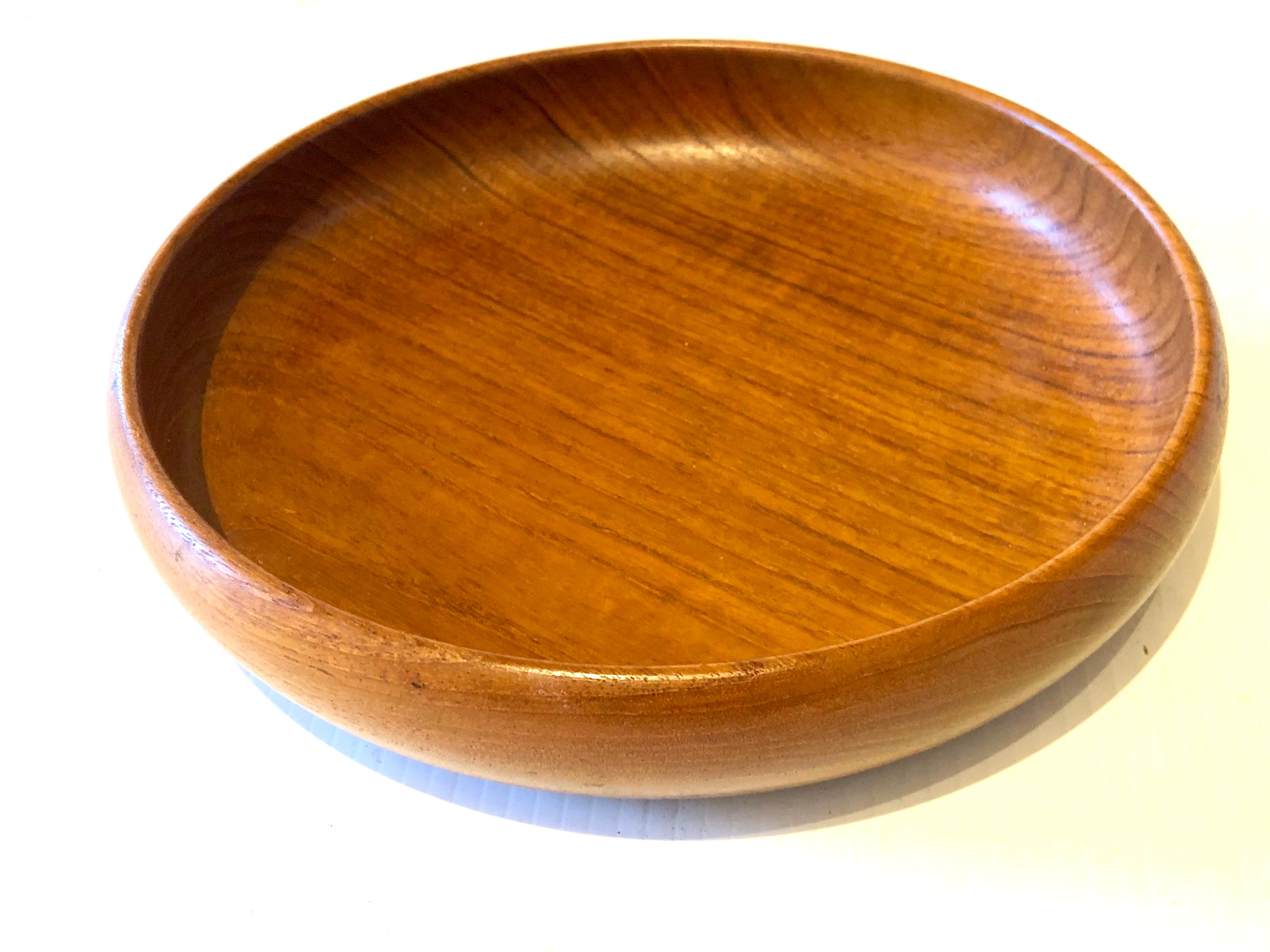 Dani Modern Snack Bowl with Set of 8 Mini-Plates in Solid Teak by Kay Bojesen In Good Condition In San Diego, CA