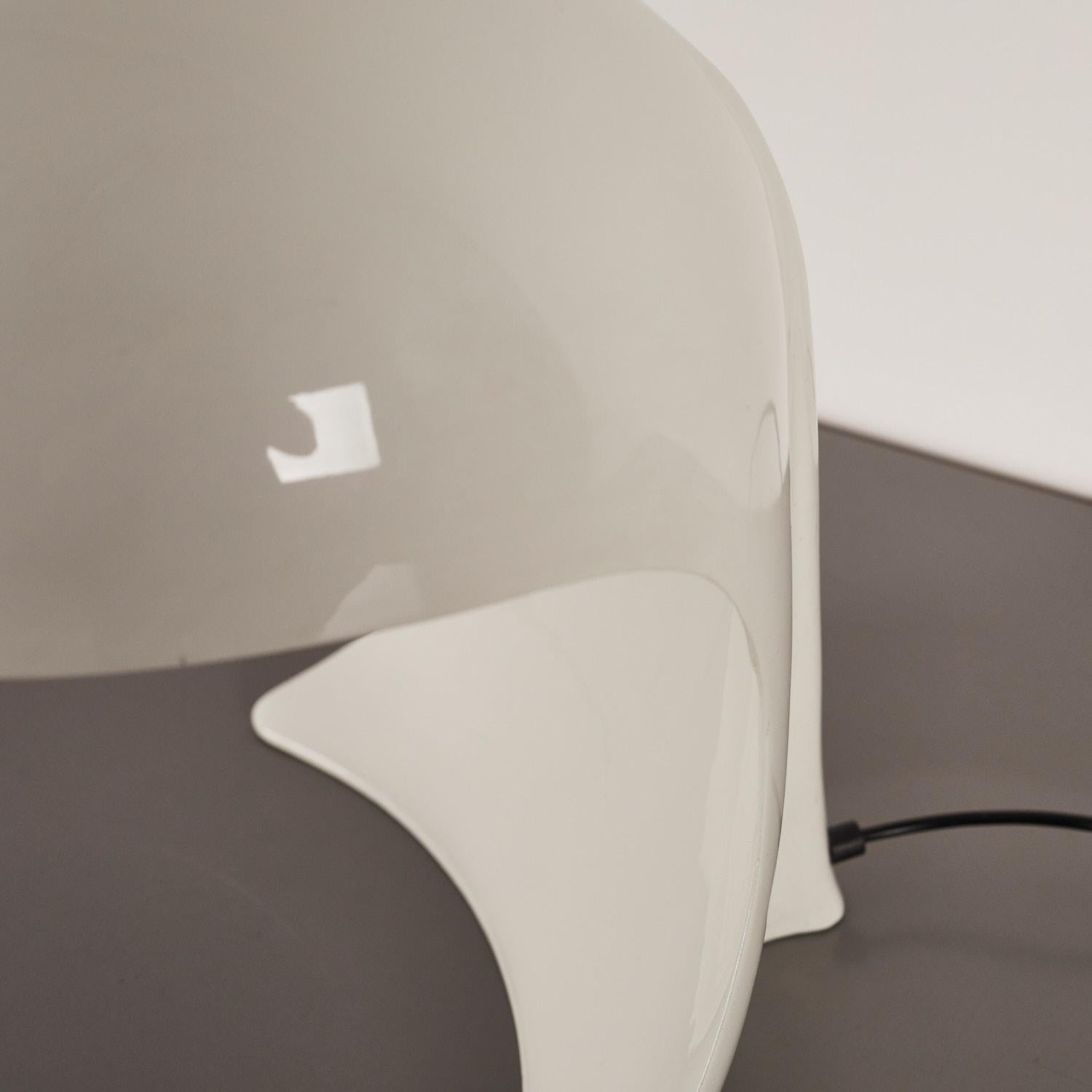 Tischlampe „Dania“ aus weißem Aluminiumguss von Artemide im Zustand „Gut“ im Angebot in Milan, IT
