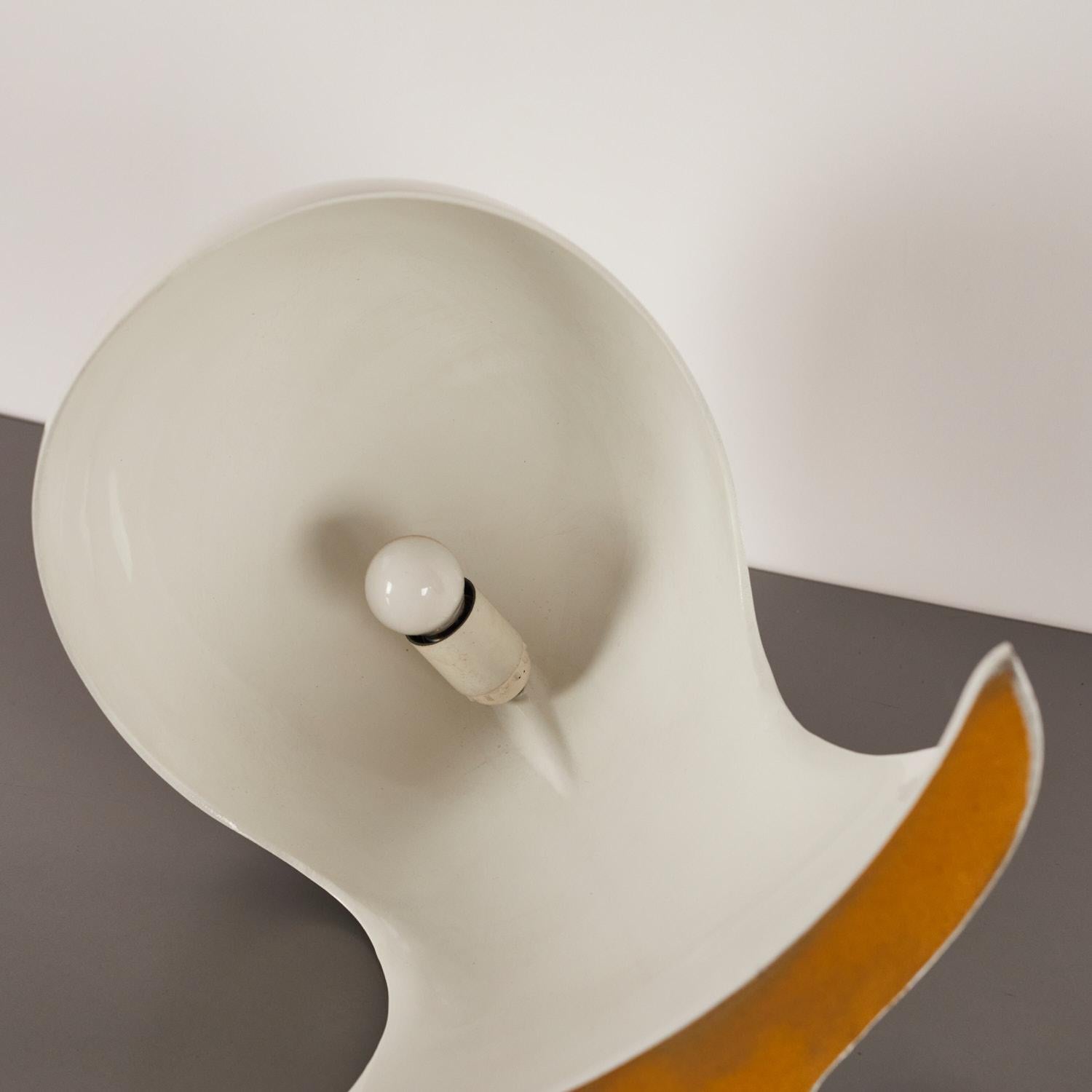 Tischlampe „Dania“ aus weißem Aluminiumguss von Artemide (Mitte des 20. Jahrhunderts) im Angebot