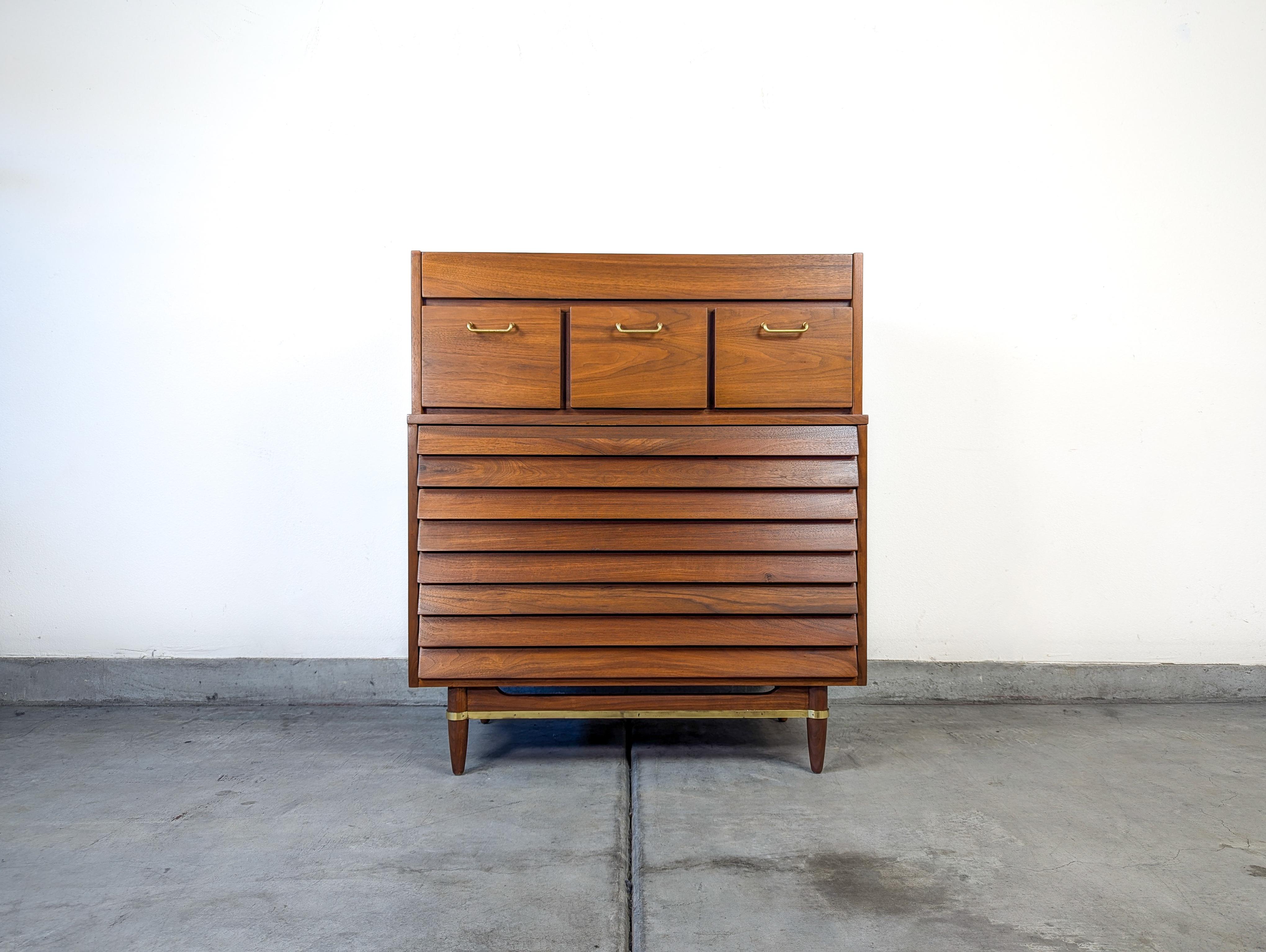 Descubre una pieza atemporal de la elegancia de mediados de siglo con esta Cómoda Highboy Vintage 