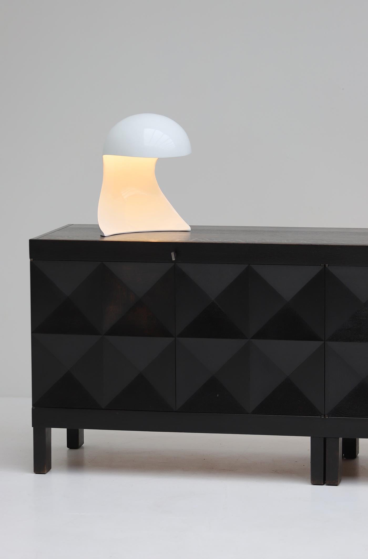 Impressionante lampada da tavolo Dania disegnata da Dario Tognon e Studio Celli per Artemide. La lampada è stata prodotta solo per un paio di anni, a partire dal 1969. La lampada è realizzata in un unico pezzo, interamente in alluminio fuso