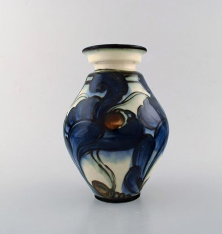 Danico, Denmark. Large glazed stoneware vase in modern design. Blue flowers on light background. 1920s.
Stamped.
Measures: 22 x 16.5 cm.
In very good condition.