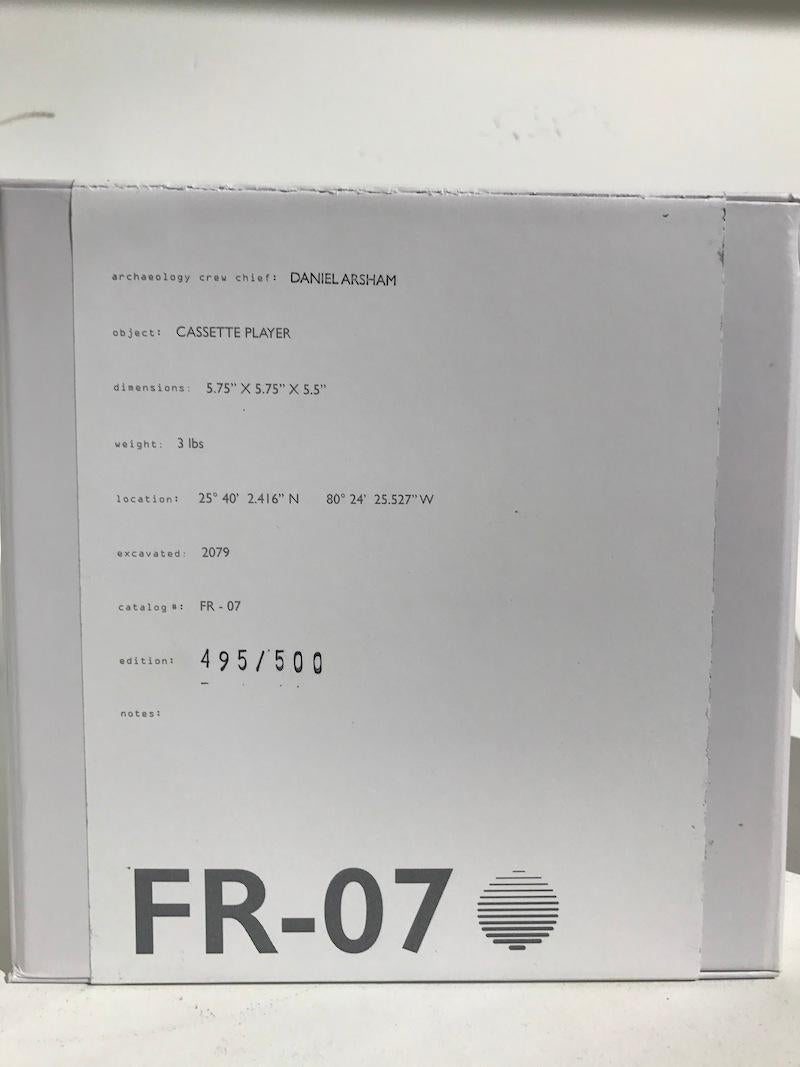 INFORMATIONS TECHNIQUES

Daniel Arsham
Lecteur de cassettes (Sony Walkman) (Future Relic-07)	
2017	
Plâtre et verre brisé	
5 3/4 x 5 3/4 x 5 3/4 in.
Edition de 500 exemplaires
Signé et numéroté sur l'étiquette de la boîte

Accompagné d'un COA de