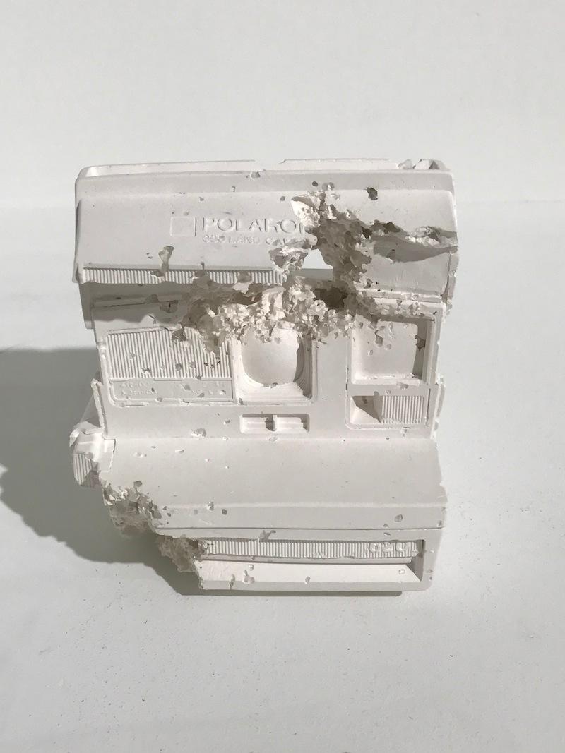 TECHNISCHE INFORMATIONEN

Daniel Arsham
Polaroid (Zukunftsrelikt 06)	
2016	
Gips und Glasscherben	
5 x 5 3/4 x 5 1/2 Zoll.
Auflage von 500 Stück
Signiert und nummeriert auf dem Etikett der Schachtel

Begleitet mit COA von Gregg Shienbaum Fine Art