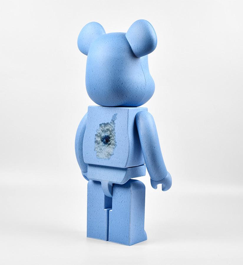 Entitled “Be@rbrick Snarkitecture x BlackRainbow 1000% blue version”, this art toys by Daniel Arsham (member of Snarkitecture) was produced by Medicom Toy in 2022, in collaboration with BlackRainbow. It is limited to 500 copies. The height is 70 cm.