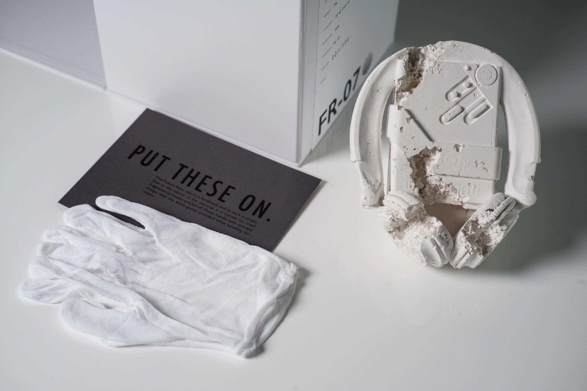 Daniel Arsham - FUTURE RELIC 07 - CASSETTE PLAYER

Date of creation: 2017
Medium: Plaster and crushed glass
Edition number: 476/500
Size: 12.7 × 14.6 × 14 cm
Condition: In mint conditions, inside its original package. Never displayed, the box has