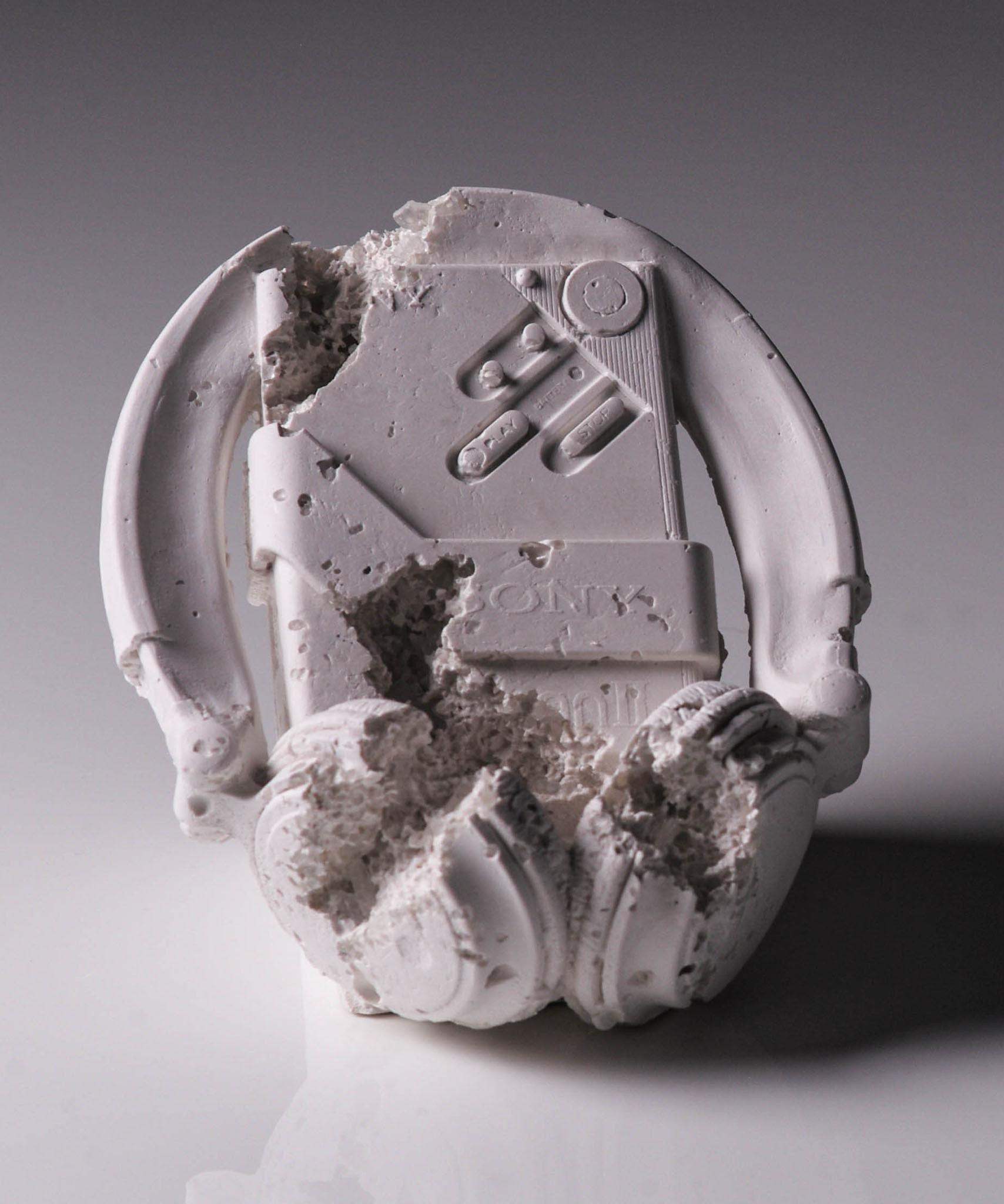 Daniel Arsham FUTURO RELIC 07 REPRODUCTOR DE CASSETTE Escultura limitada Sony Walkman años 90