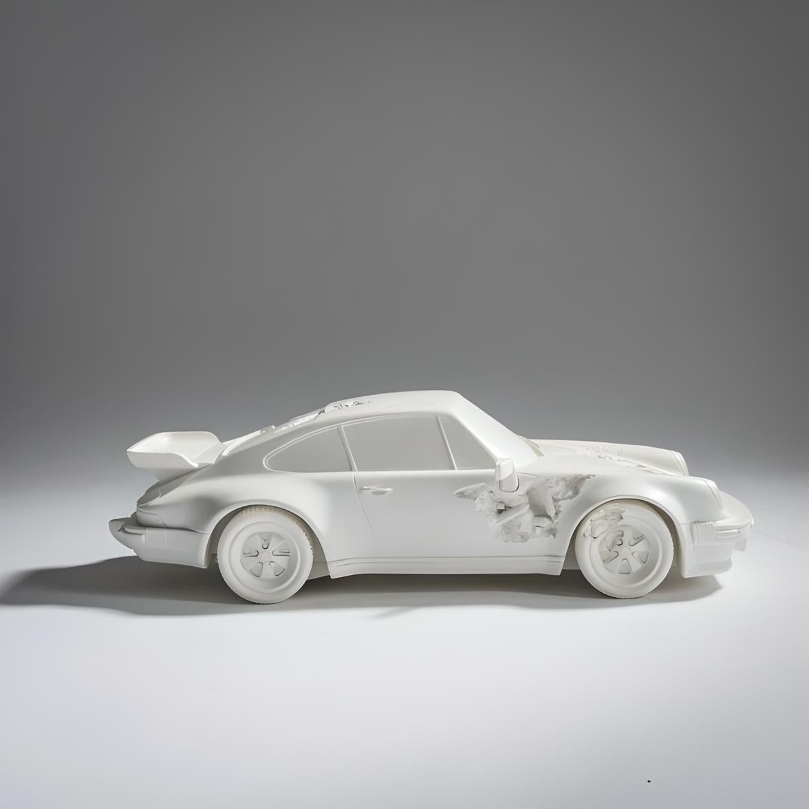 Porsche 911 Turbo desgastado (Blanco) - Sculpture de Daniel Arsham