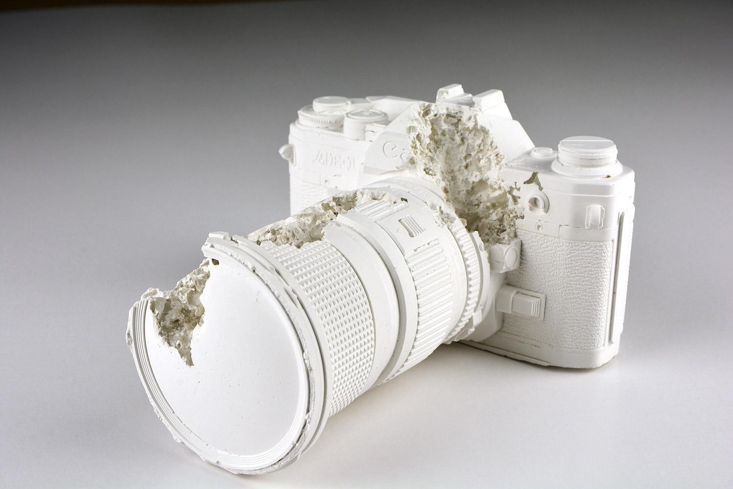 Figurative Sculpture Daniel Arsham - FUTURE RELIC 02 - Sculpture en édition limitée - Design d'art moderne - Photographie 35 mm - Concept Canon