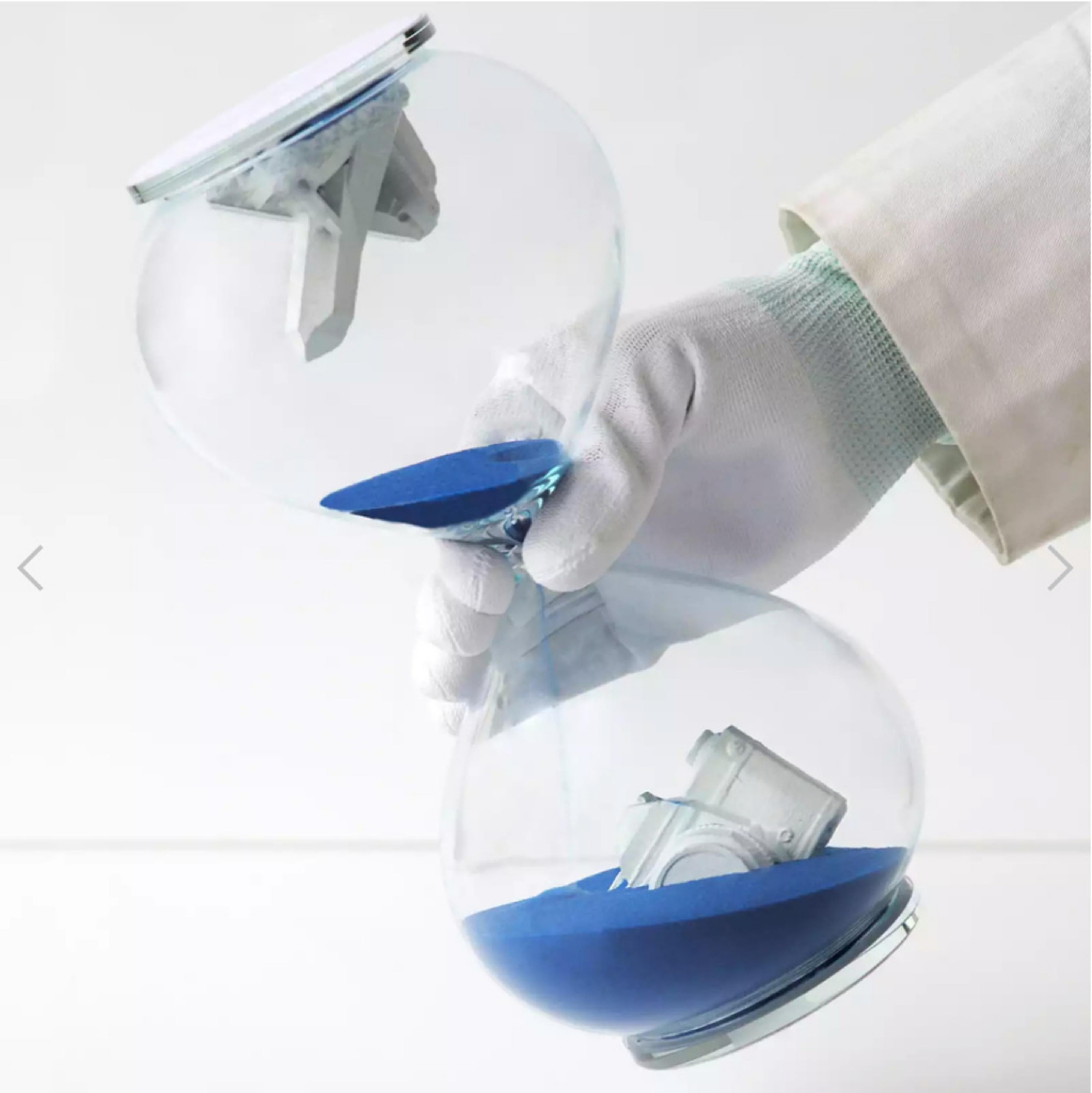 Hourglass (bleu) : sculpture en verre, appareil photo coulé et cristal de quartz, neuf dans sa boîte
