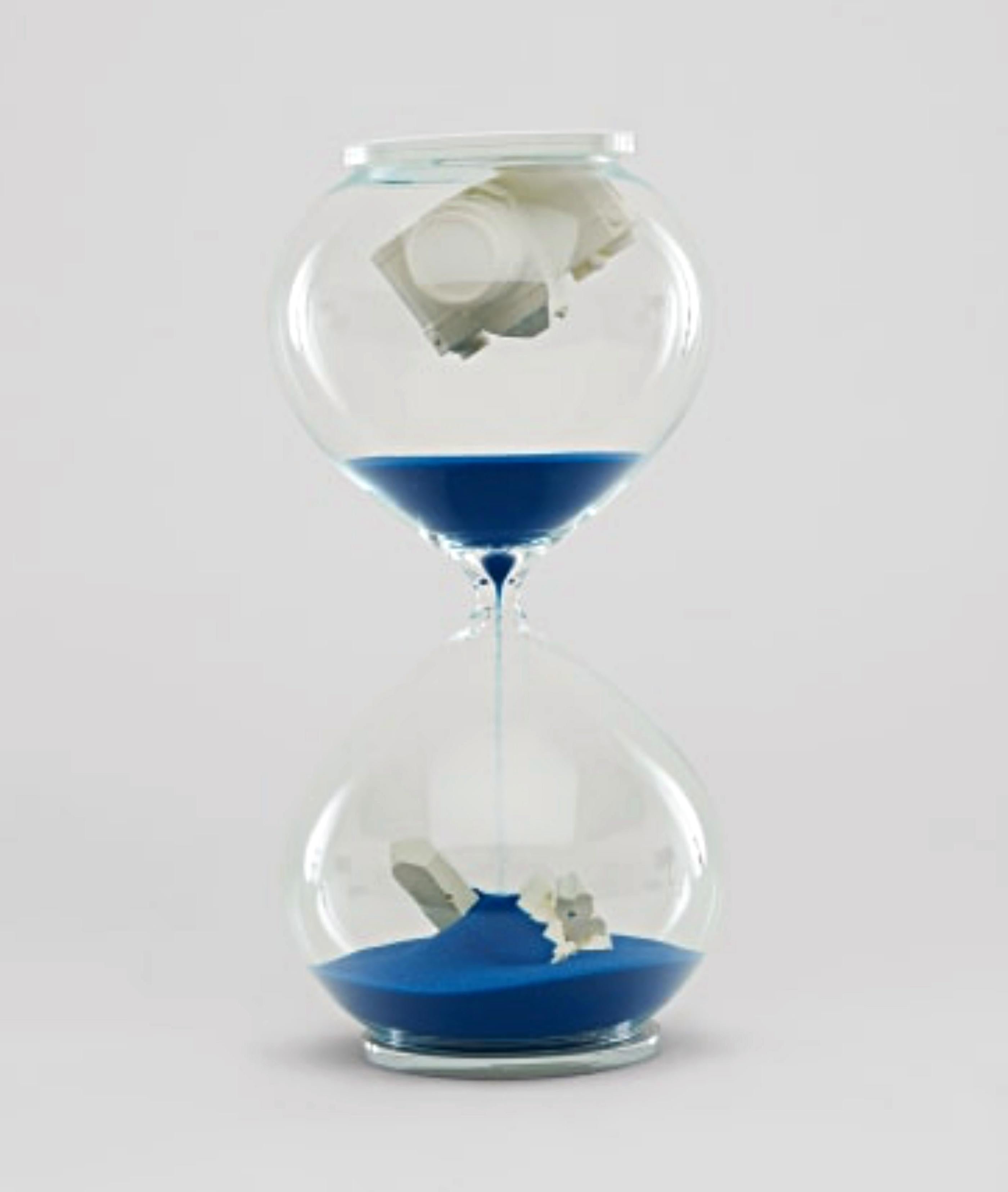 Hourglass (bleu) : sculpture en verre, appareil photo coulé et cristal de quartz, neuf dans sa boîte - Contemporain Sculpture par Daniel Arsham