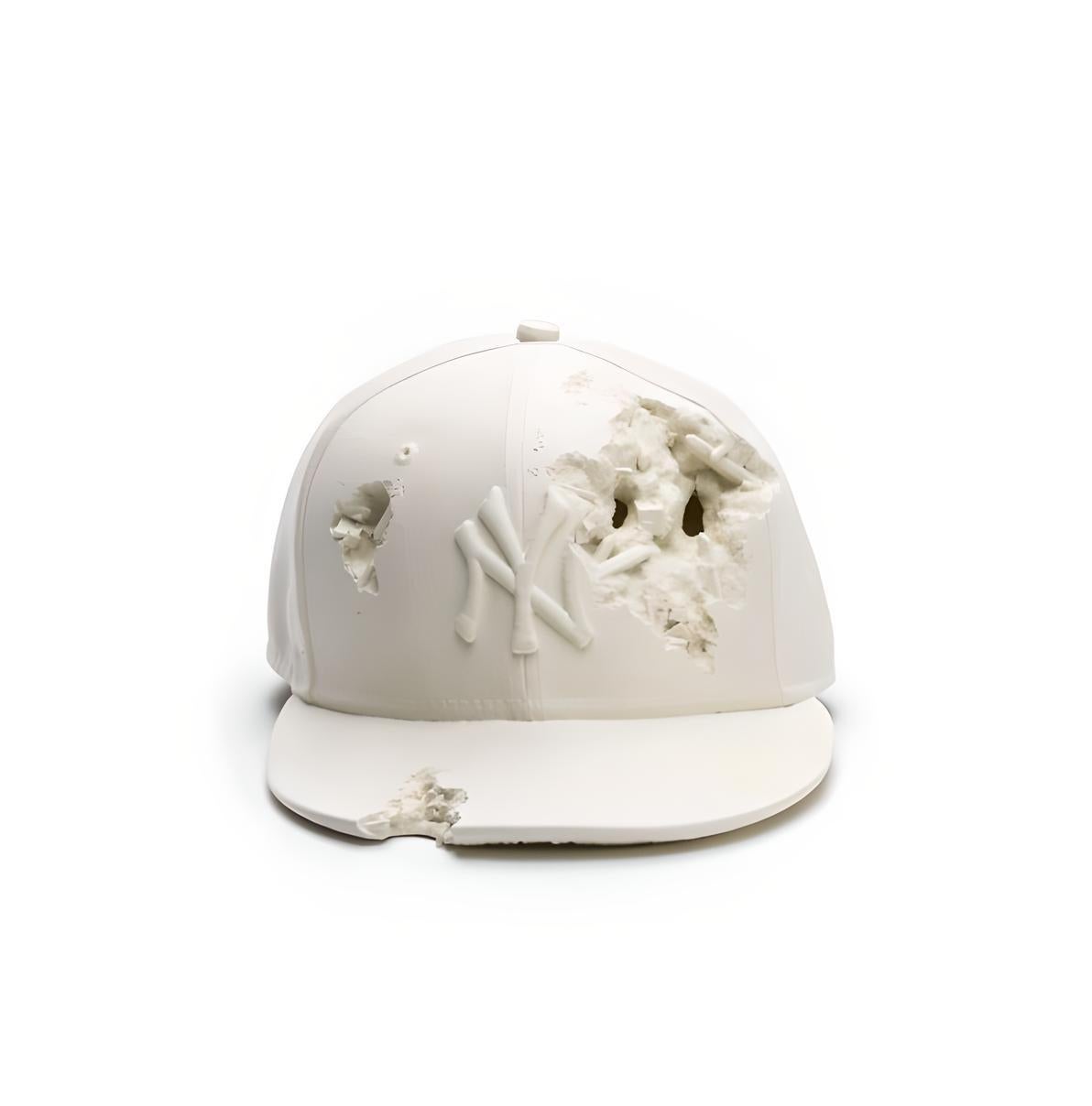 Artefacto Moderno 001 - Gorra de béisbol de NY - Sculpture de Daniel Arsham