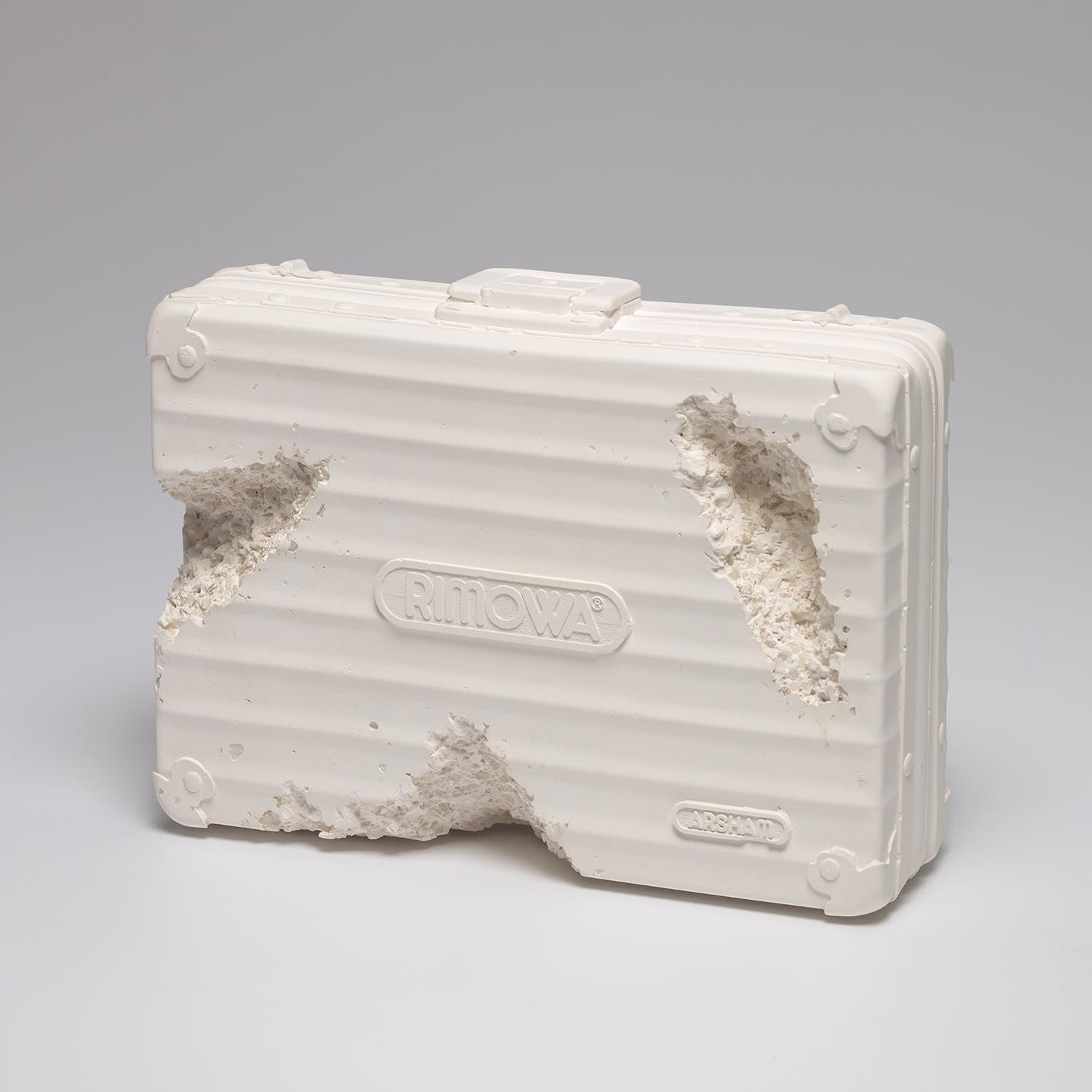 RIMOWA x Daniel Arsham, Eroded Attache, 2019

Yeso, vidrio triturado, caja de aluminio
14 3/5 × 18 × 6 in (37 × 45.7 × 15.2 cm)
Edición de 500 ejemplares

Daniel Arsham es un artista contemporáneo conocido por sus cautivadoras exploraciones del