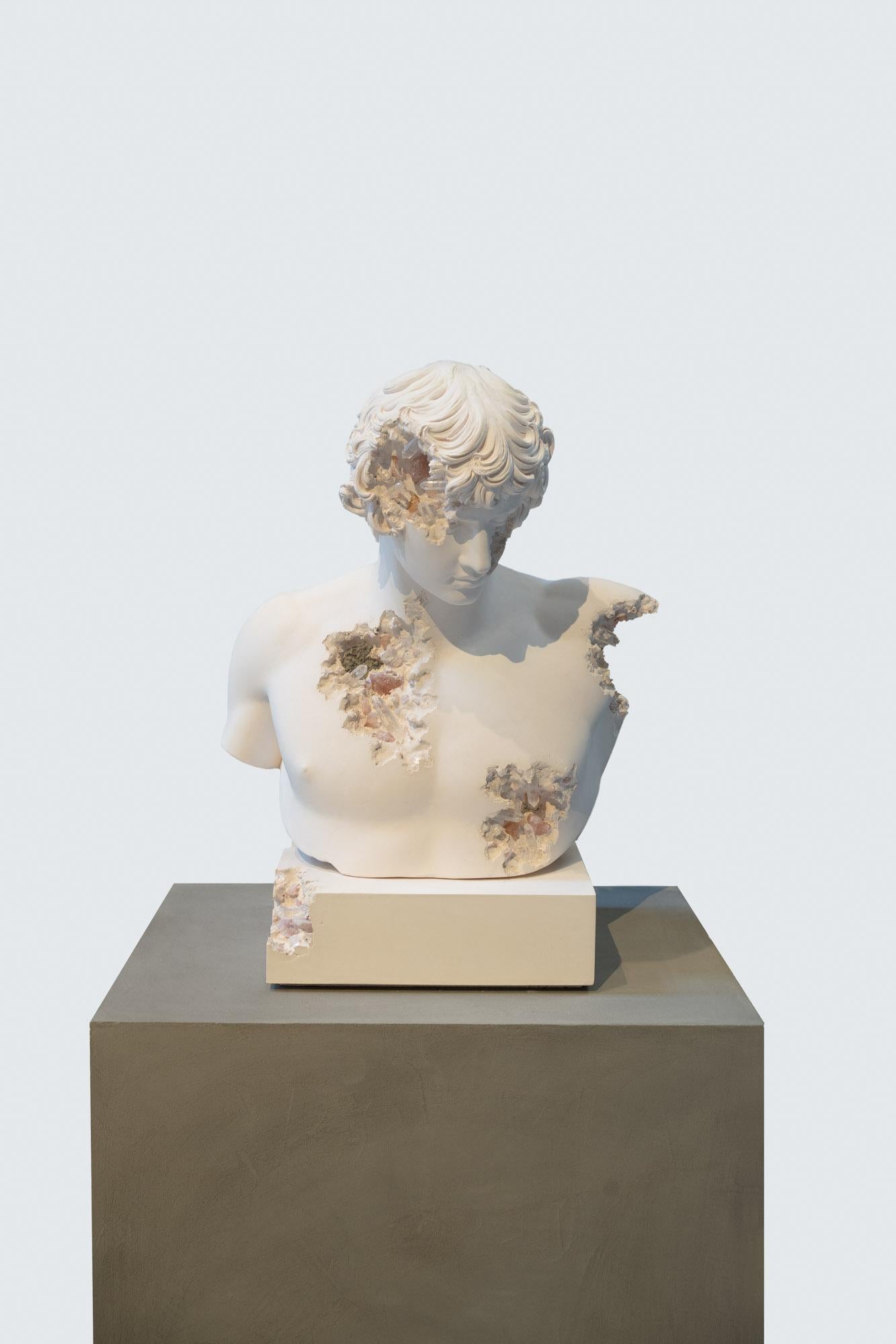 Busto de Antinoo de cuarzo rosa erosionado (2021) de Daniel Arsham 1