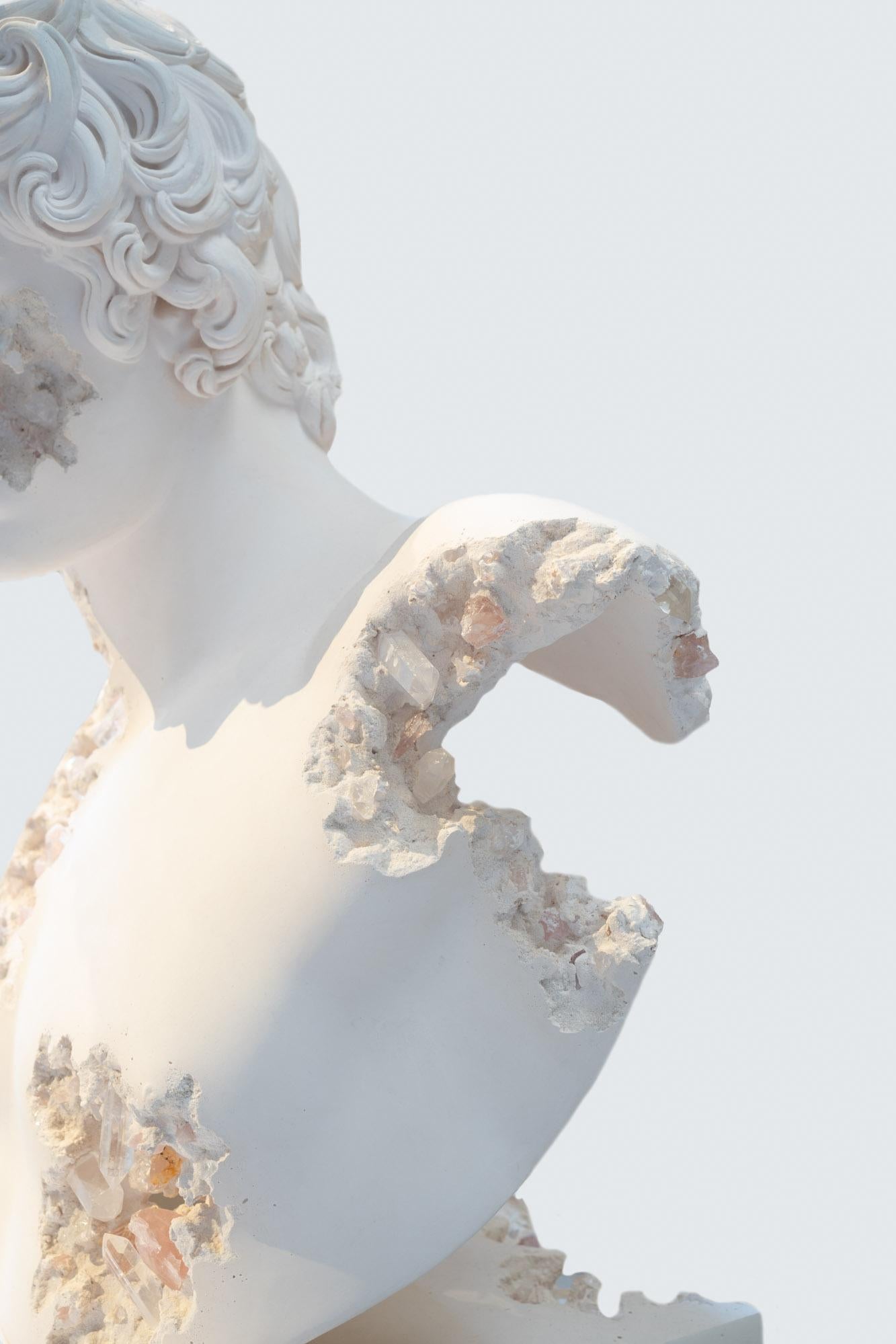 Busto de Antinoo de cuarzo rosa erosionado (2021) de Daniel Arsham 3
