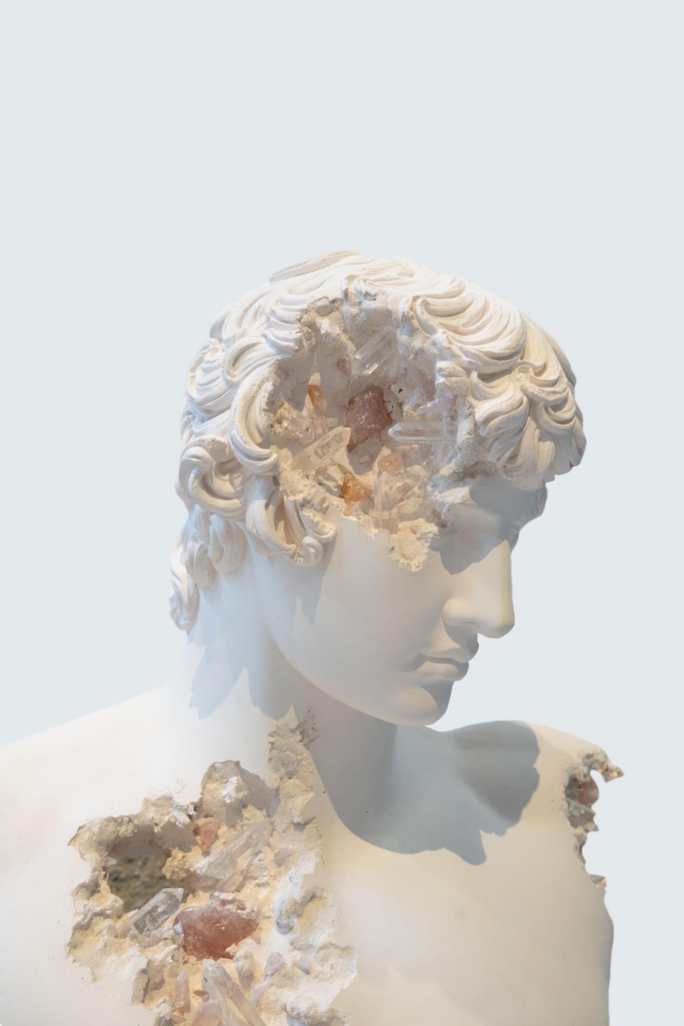 Busto de Antinoo de cuarzo rosa erosionado (2021) de Daniel Arsham 4
