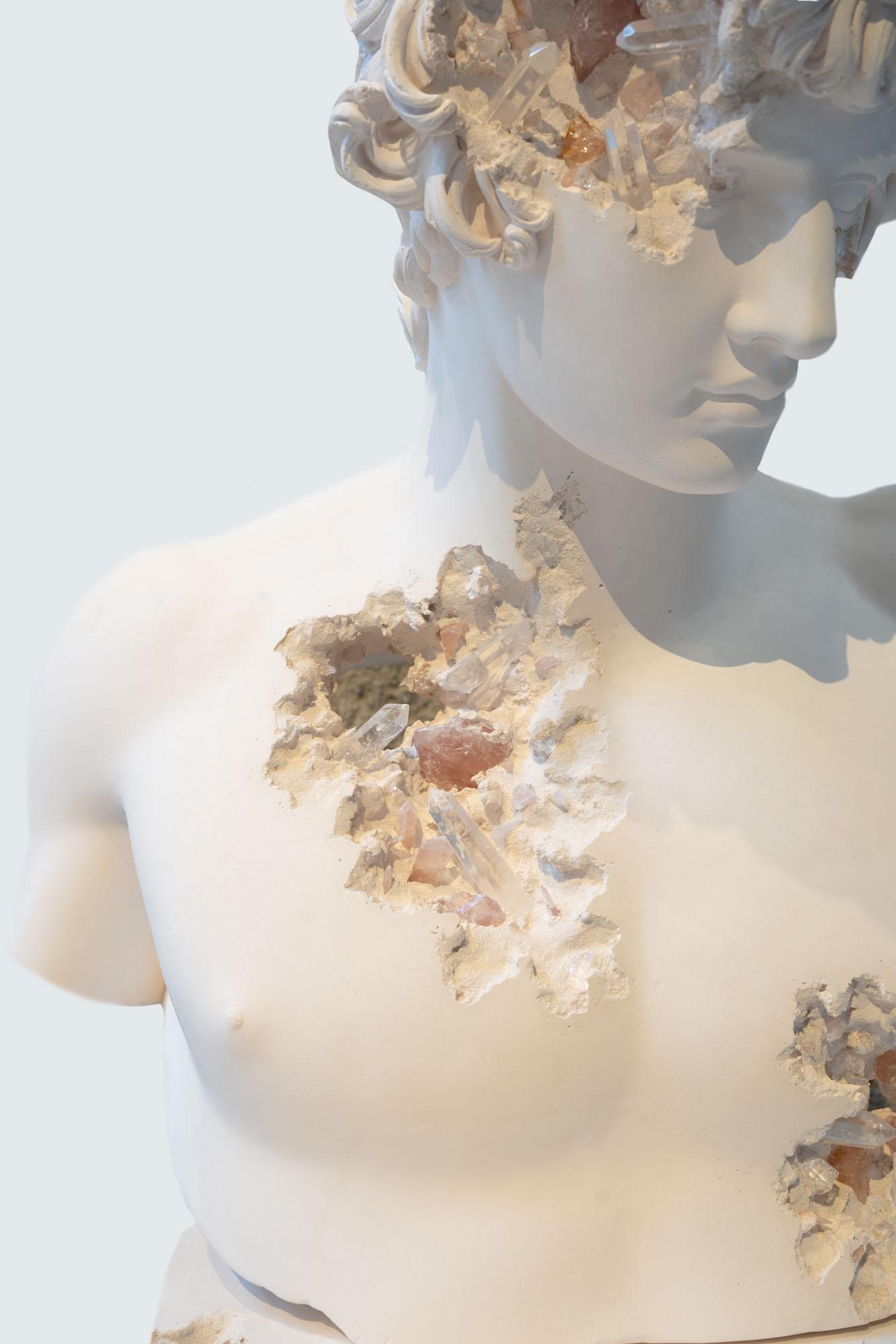 Busto de Antinoo de cuarzo rosa erosionado (2021) de Daniel Arsham 5